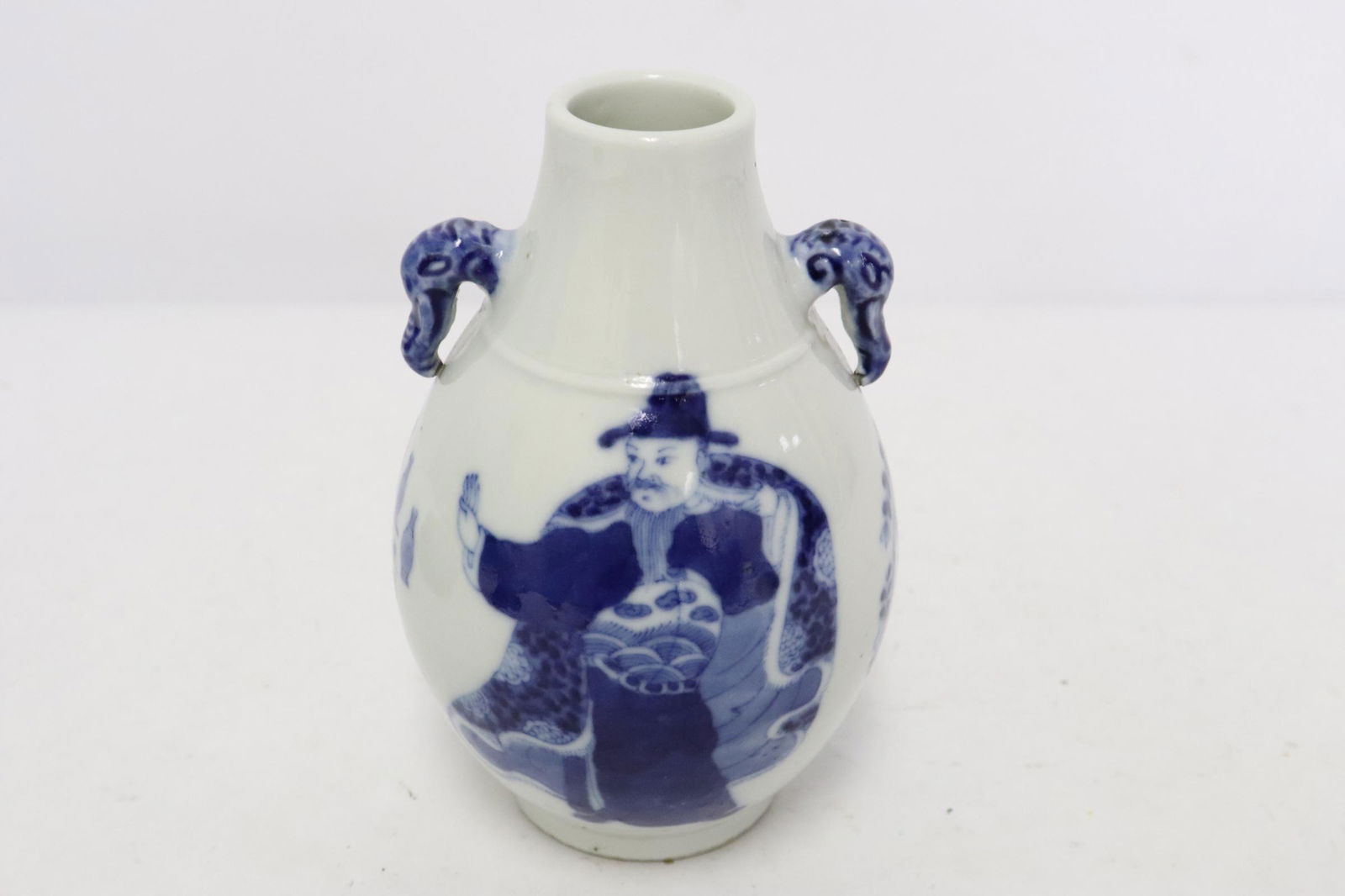 Chinese blue and white small jar, Qianlong period (1 of 10)