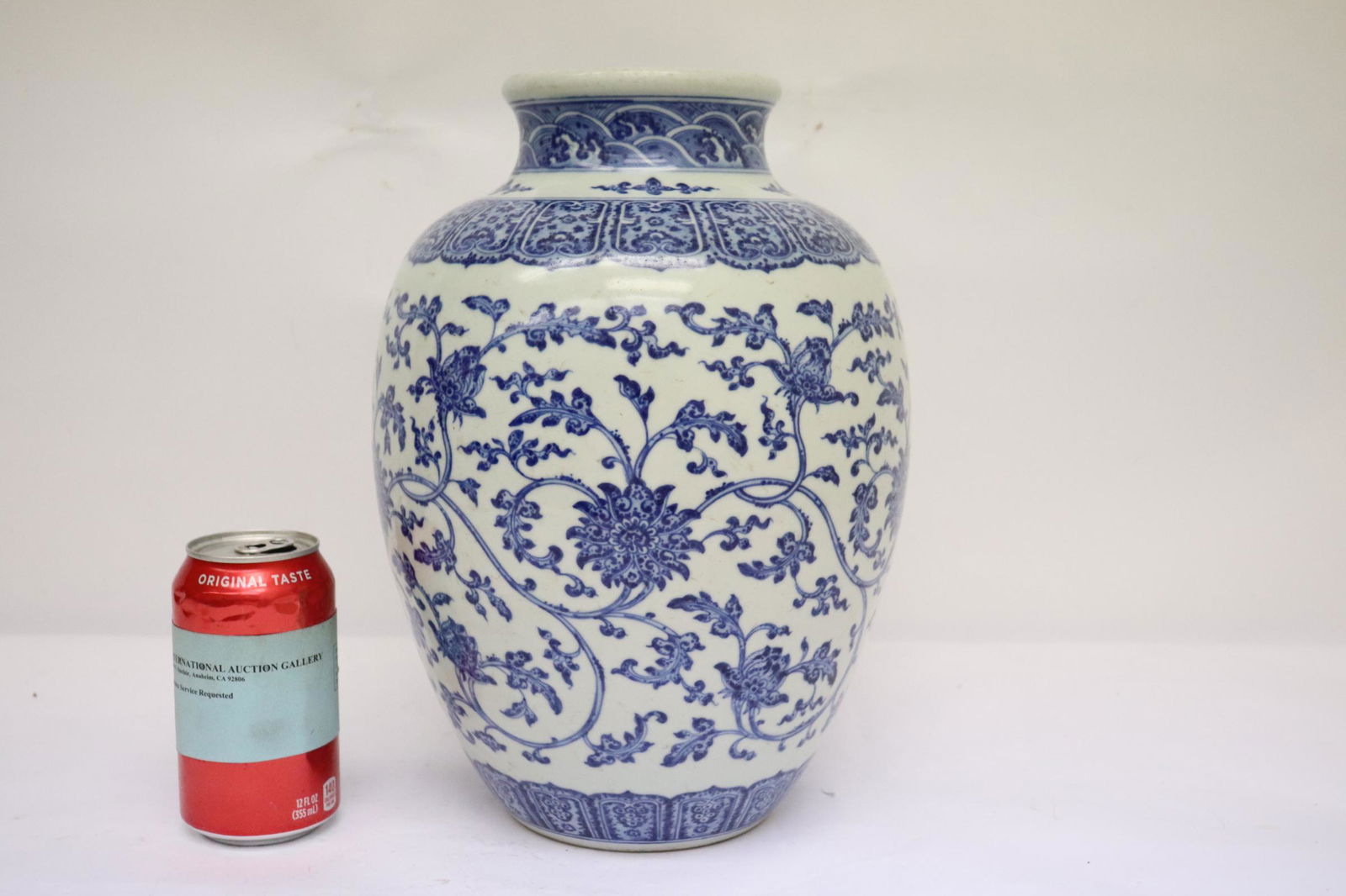 Chinese 18th c. b&w jar, Yongzheng/ Qianlong period (1 of 10)