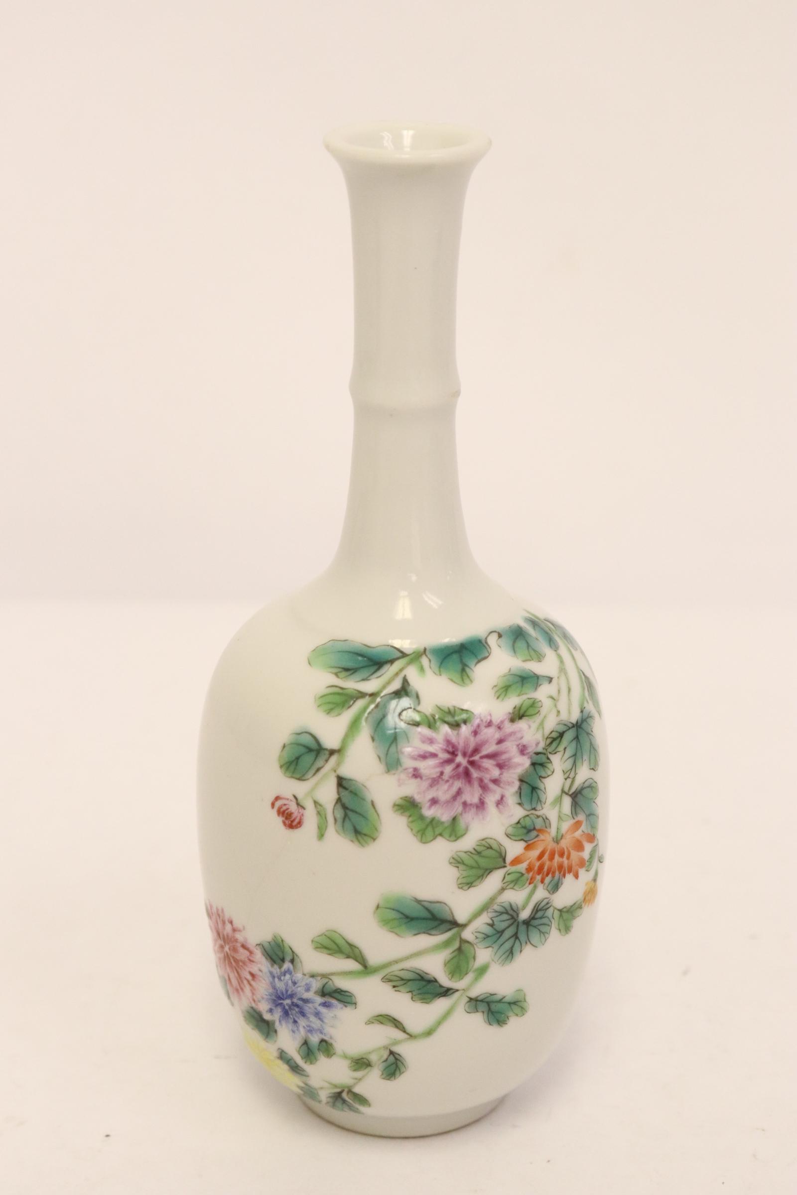 Chinese 18th/19th c. small porcelain vase (1 of 10)