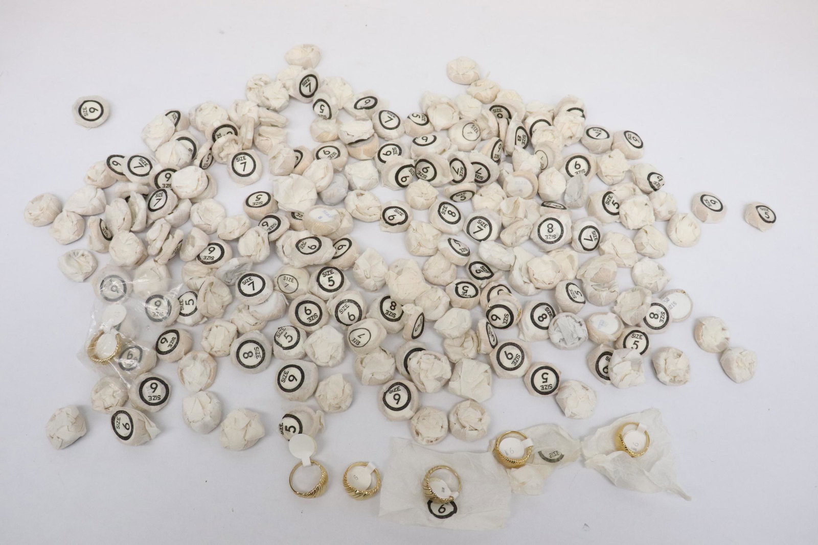 212 costume rings in new condition, size 5, 6 and 7: 212 costume rings in new condition, size 5, 6 and 7