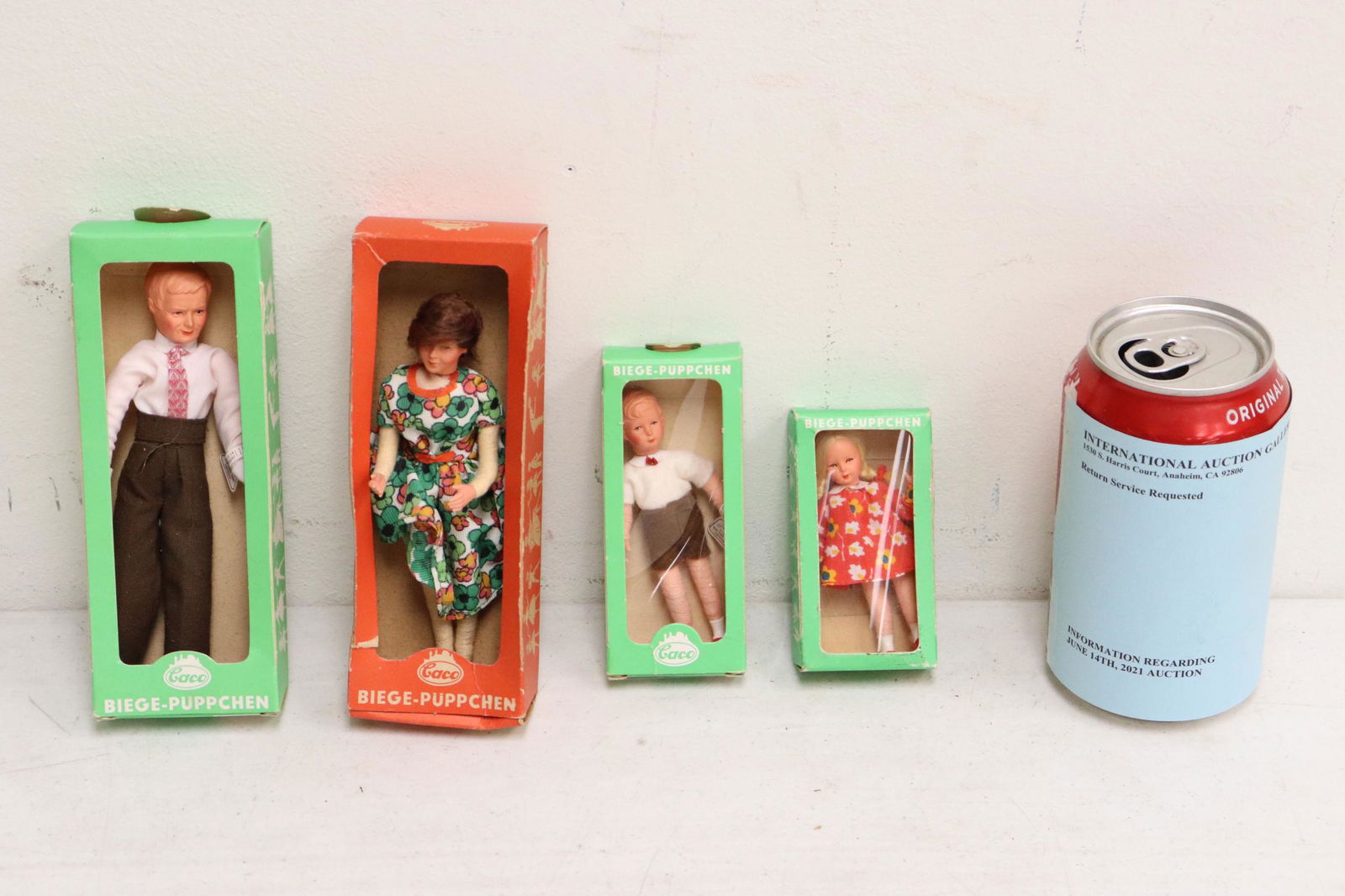 4 Biege-Puppchen miniature doll in original box (1 of 9)