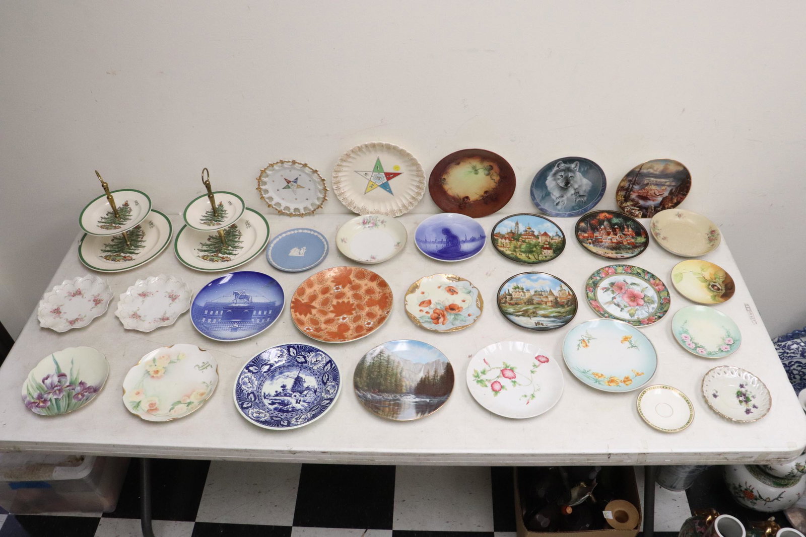Lot of fine porcelain pieces: Lot of fine porcelain pieces; including 2 Spode sandwich servers