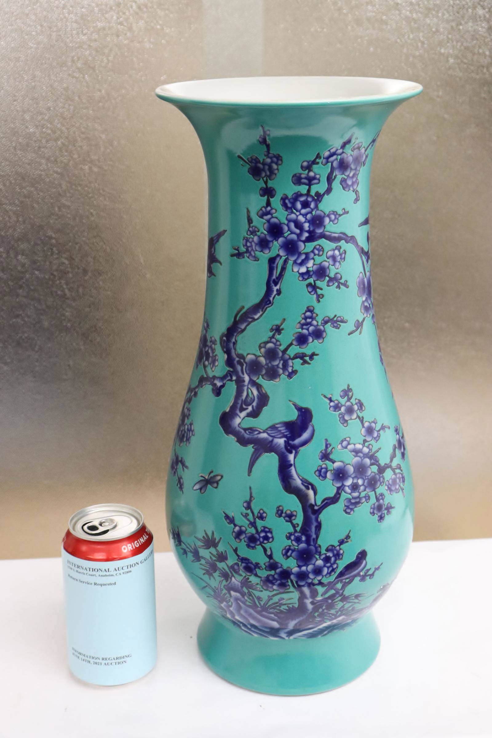 Large Chinese blue on green porcelain jar (1 of 9)