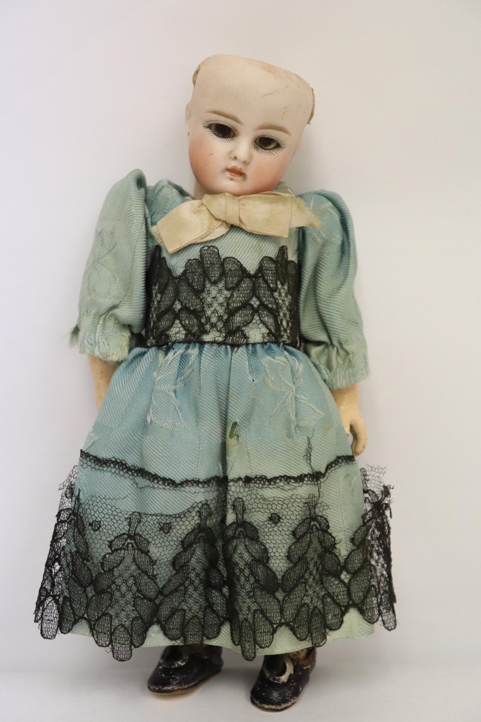 German bisque head doll, with "closed mouth" (1 of 8)