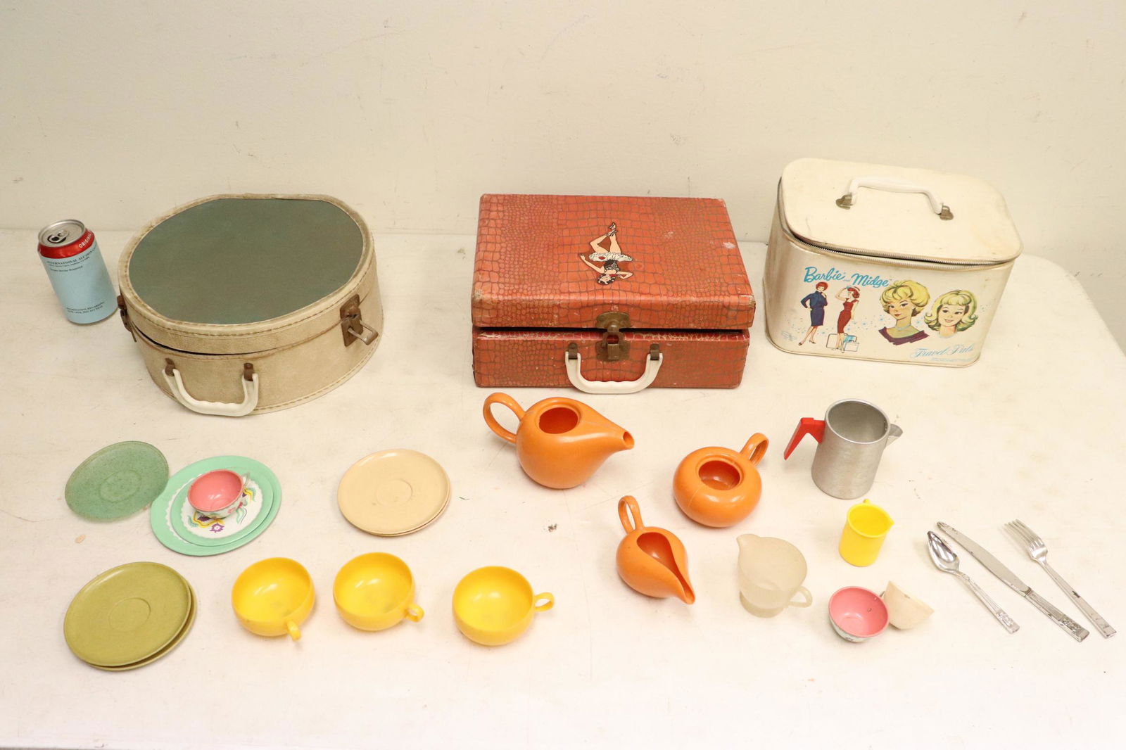 3 vintage Barbie doll cases, and Barbie miniatures (1 of 9)