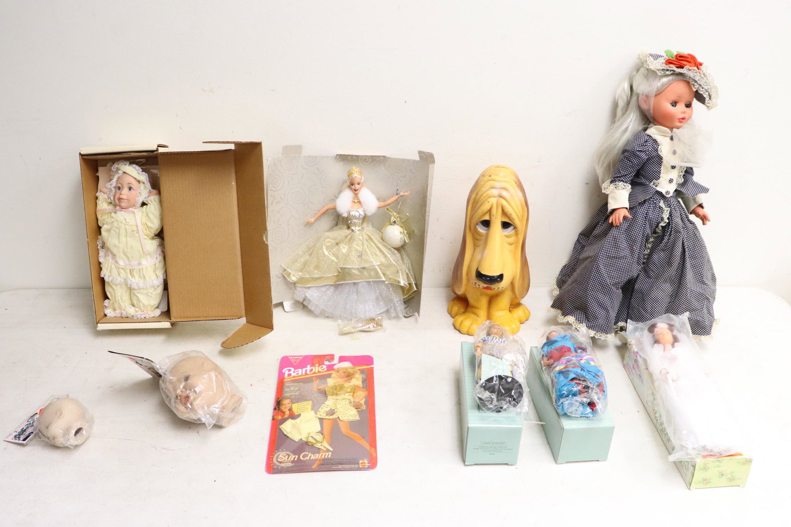 Barbie doll, new dolls and a dog motif bank: Barbie doll, new dolls and an interesting dog motif bank