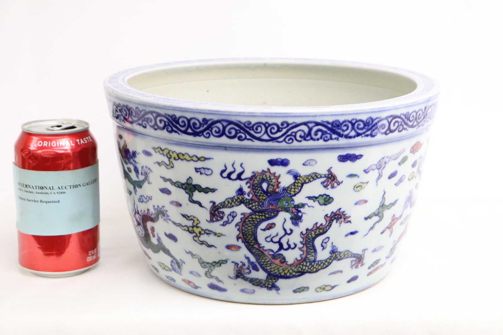 Chinese wucai porcelain planter (1 of 12)