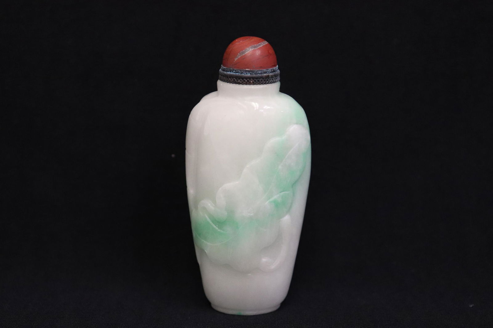 Fine jadeite snuff bottle (1 of 9)