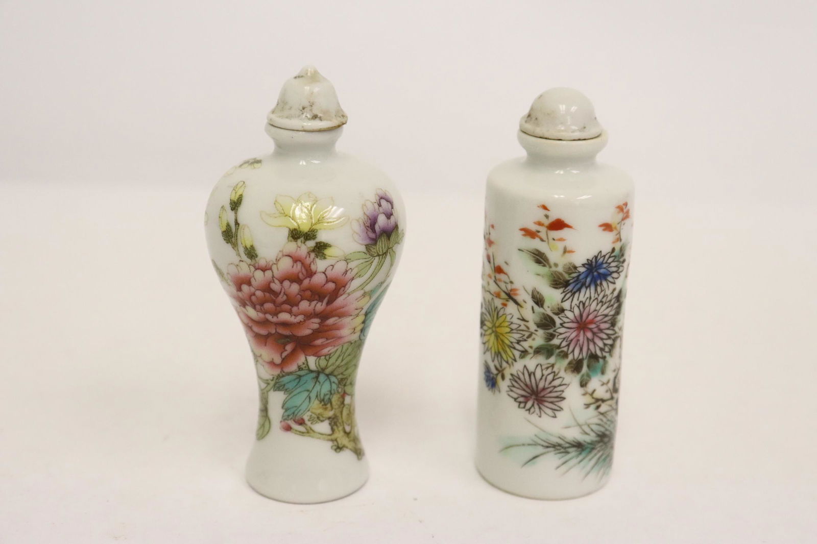 2 Chinese fine famille rose porcelain snuff bottles (1 of 11)