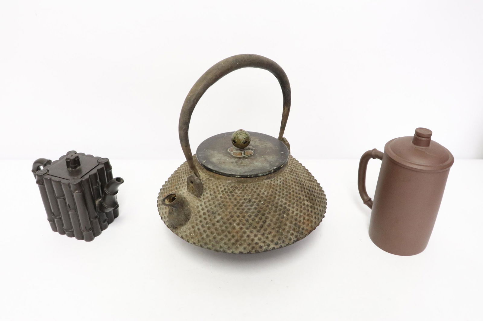 2 Chinese vintage Yixing teapots & a cast iron teapot (1 of 11)