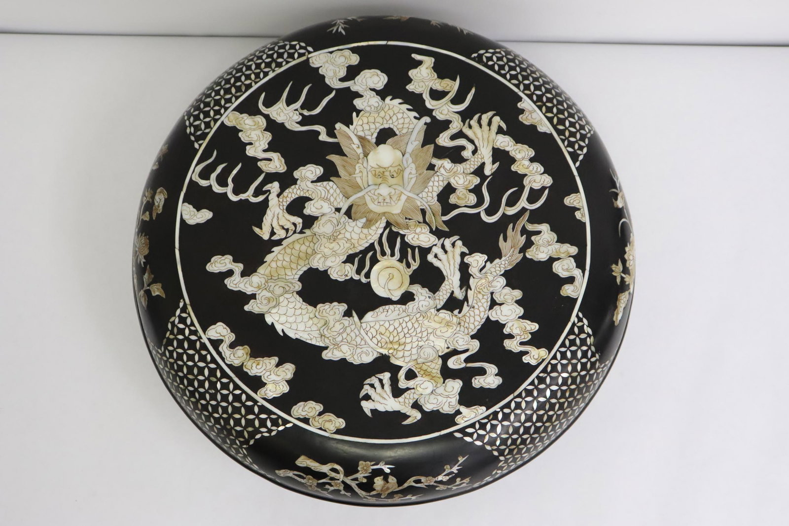 Chinese lacquer box with mother of pearl inlaid (1 of 10)