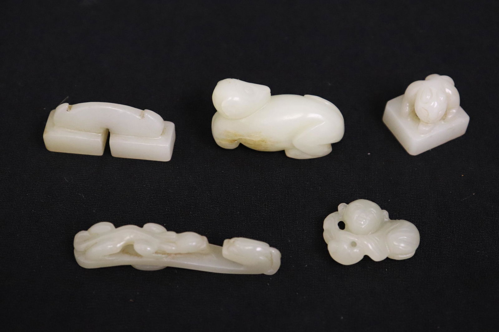 5 Chinese jade carved ornaments (1 of 9)