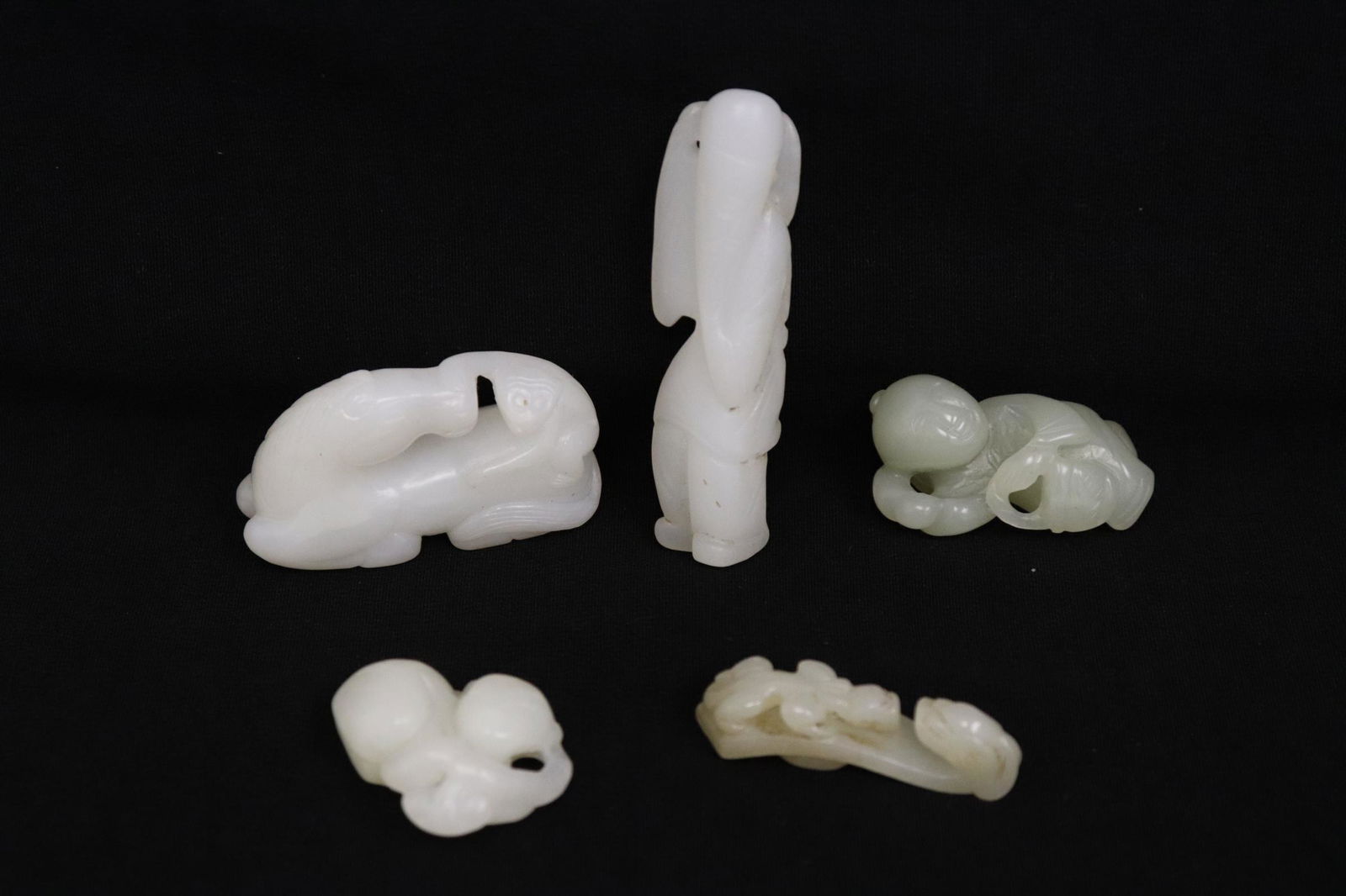 5 Chinese jade carved ornaments (1 of 9)