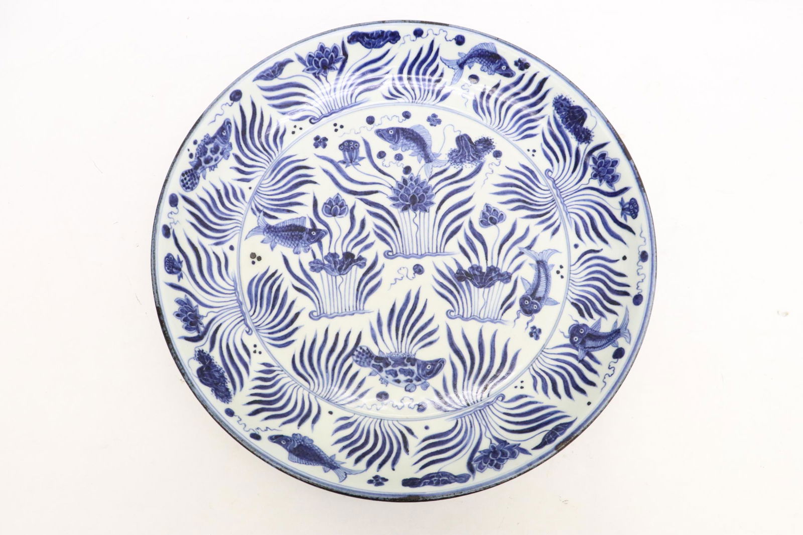 Chinese 17th/18th c. b&w charger, Xuande mark (1 of 10)