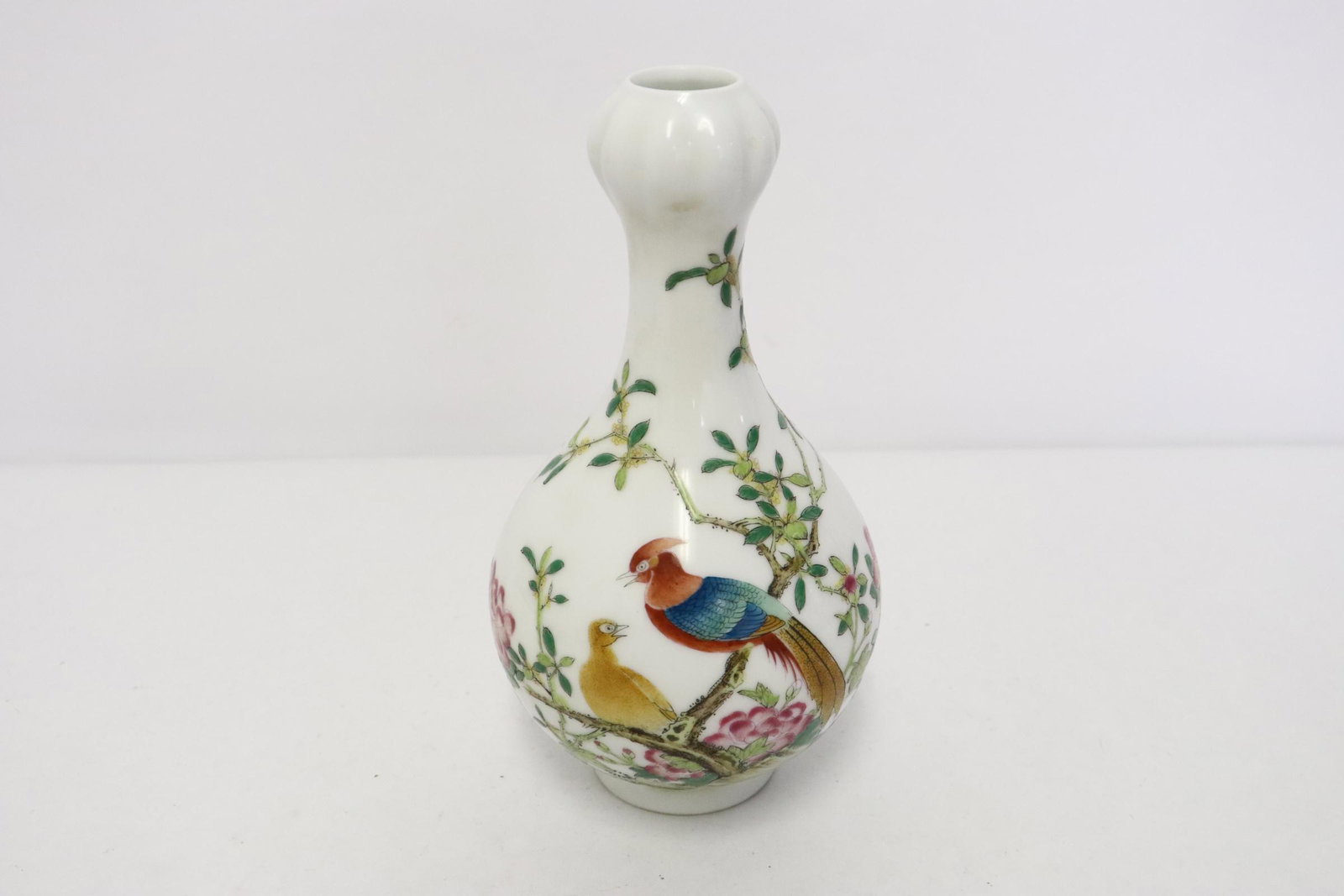 A beautiful famille rose porcelain vase: A beautiful famille rose porcelain vase, 7.1"Hx3.6"dia