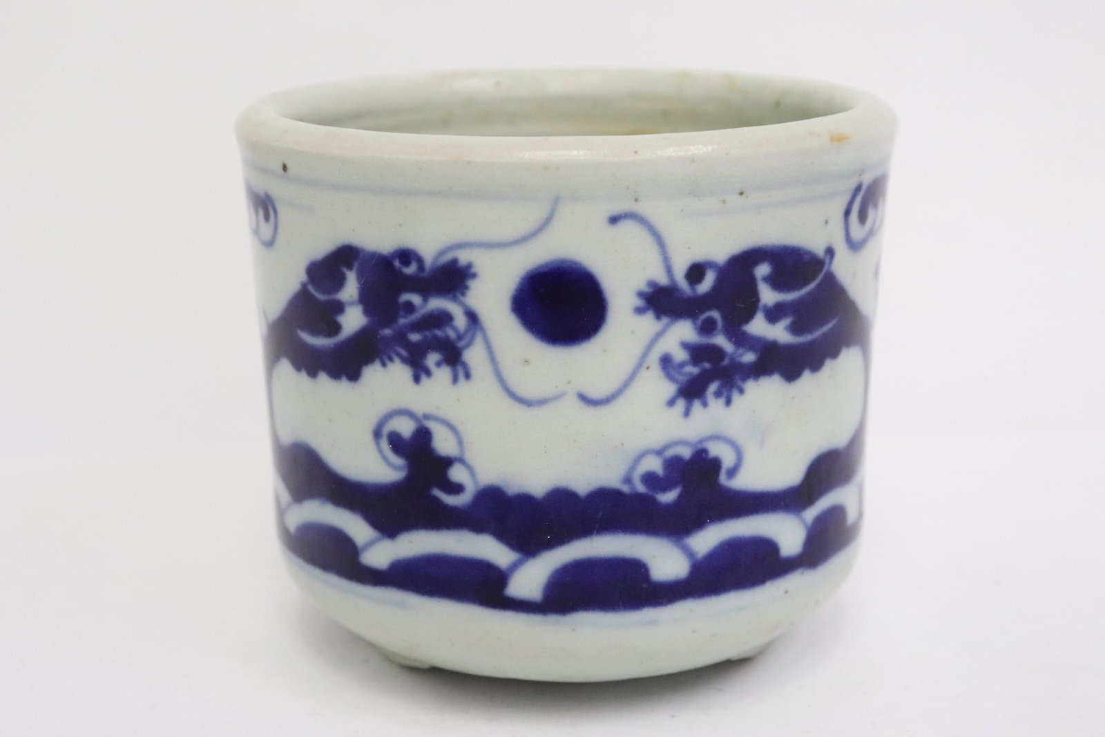 Chinese blue and white porcelain brush holder: Chinese blue and white porcelain brush holder, 4.25"Hx5"dia