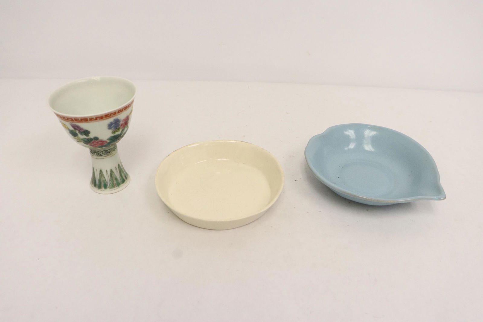 2 porcelain plates and a famille rose stem cup (1 of 10)