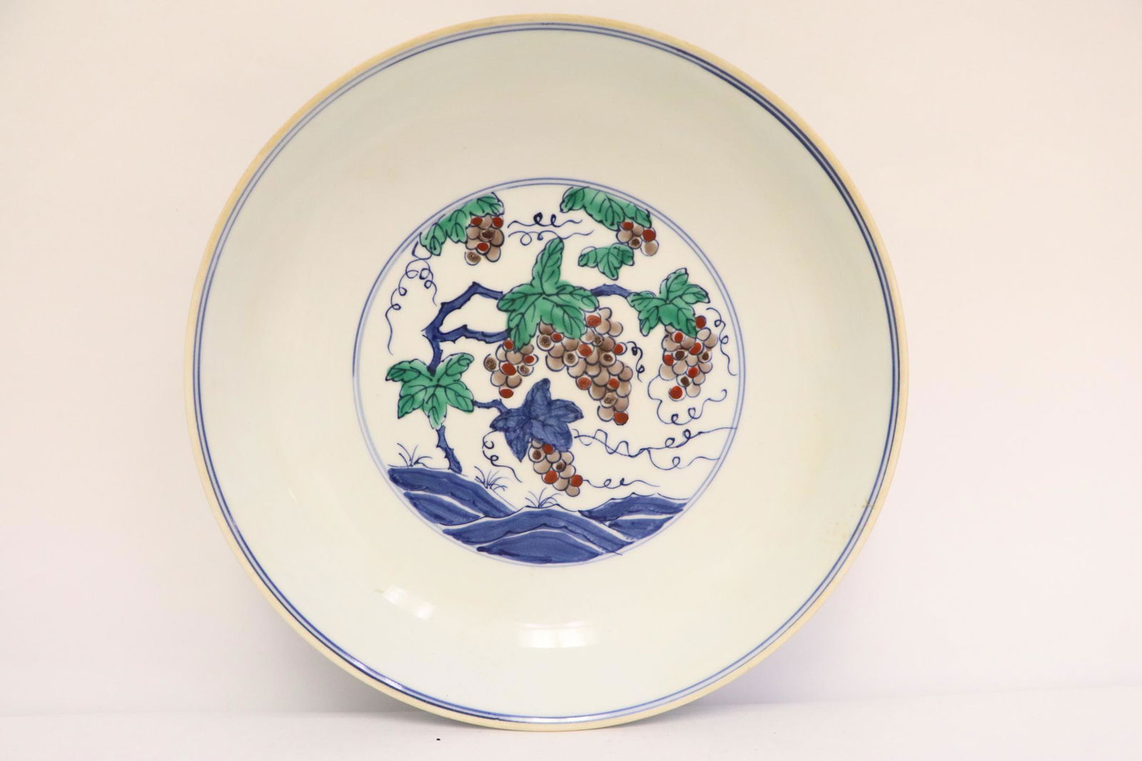 Chinese wucai porcelain plate (1 of 9)