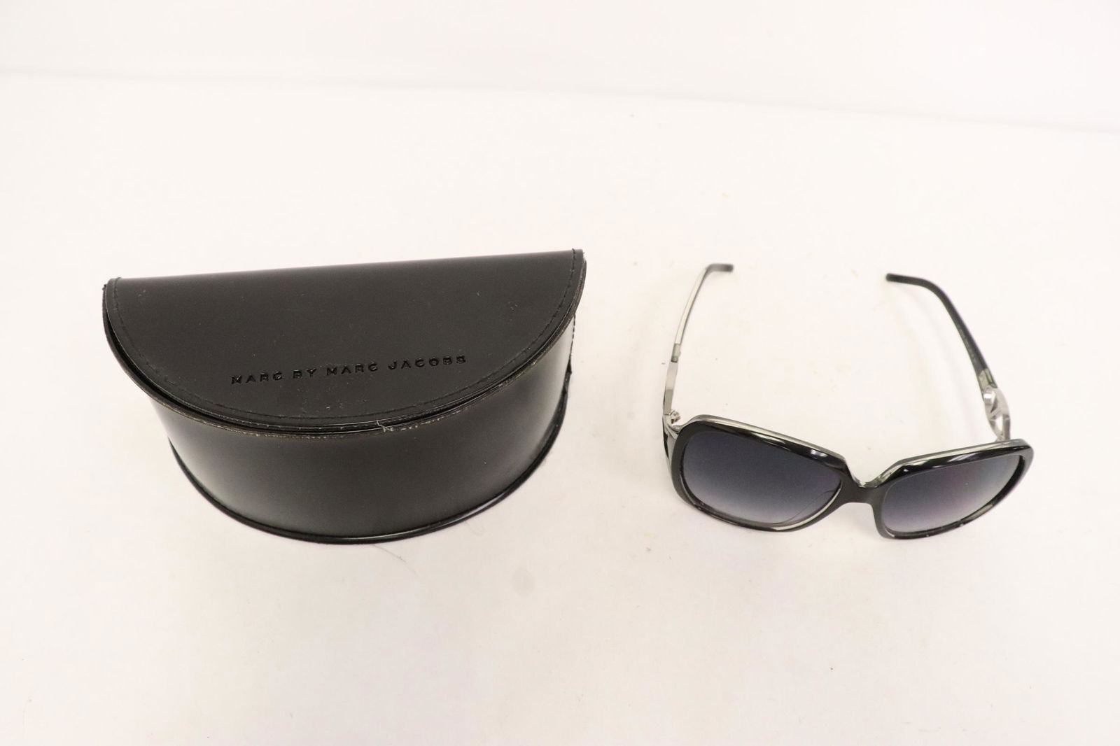 Pair Marc Jacob sunglasses with case (1 of 10)