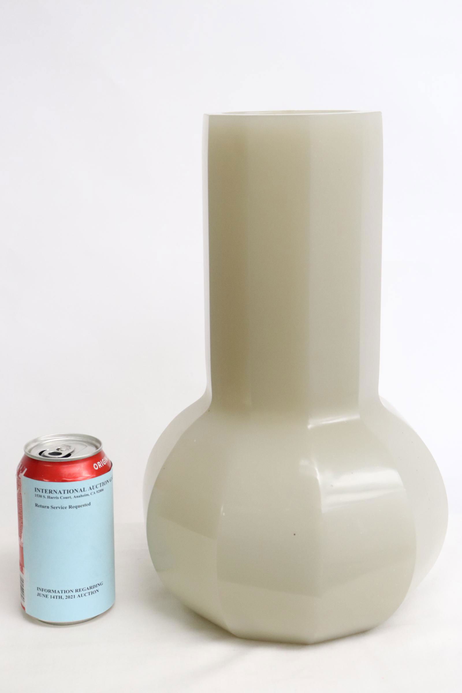 Fine modern style Peking glass vase by Robert Kuo: Fine modern style Peking glass vase by Robert Kuo, 13.75"Hx8.5"dia