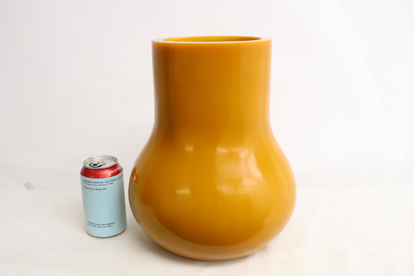 Fine modern Peking glass vase by Robert Kuo (1 of 10)