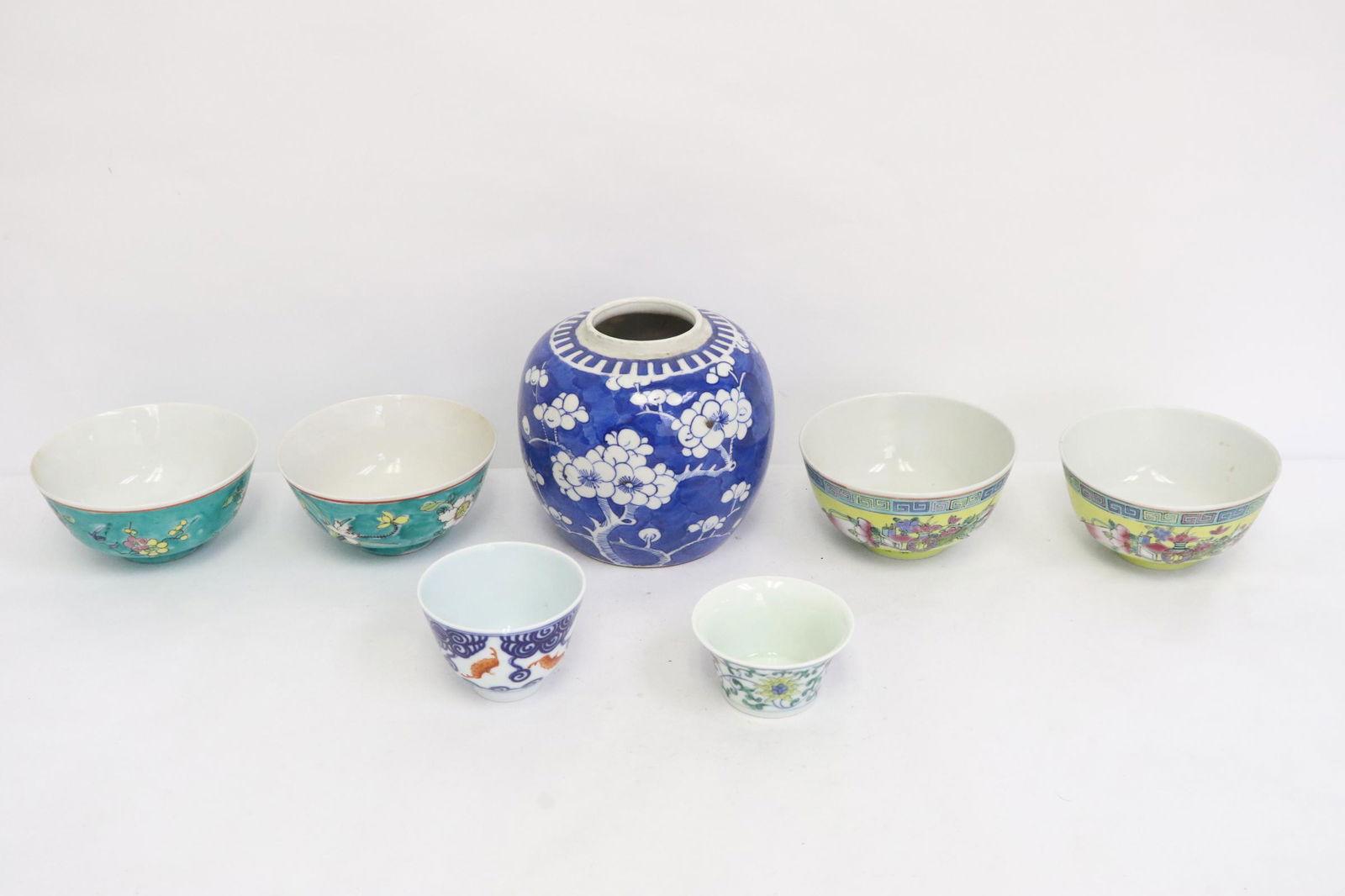 7 pieces porcelains: 7 pieces porcelains; 4 bowls (2.2"Hx4.6"dia(2), 2.35"Hx4.57"dia(2)), 2 tea cups (one rim chip, 2.2"Hx3.1"dia, 1.6"Hx3"dia), and a blue and white jar (no cover, 5.05"Hx5.25"dia)