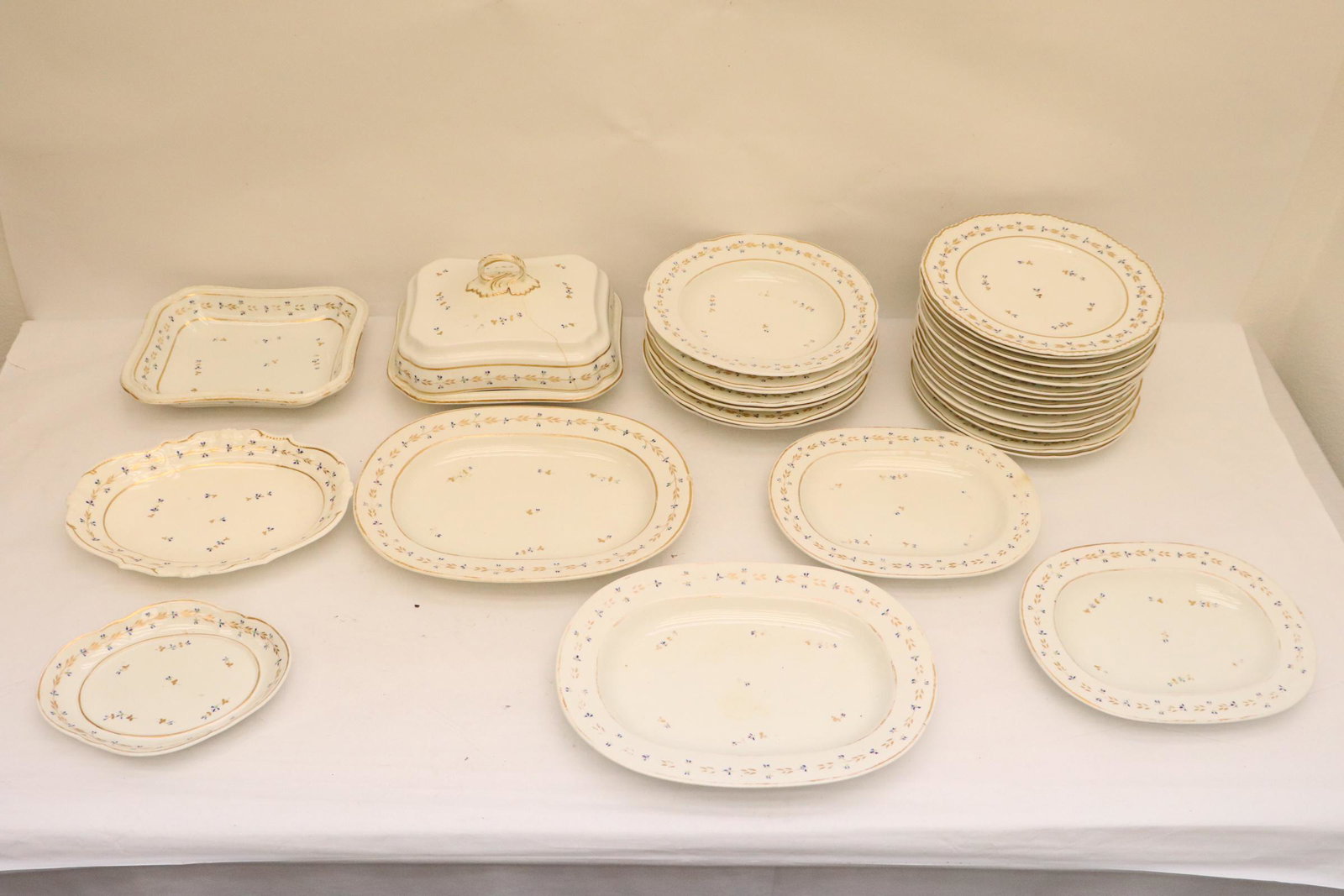 Set of Germany dinner services: Set of Germany dinner services, total 28 pieces, tureen cover damage and repair