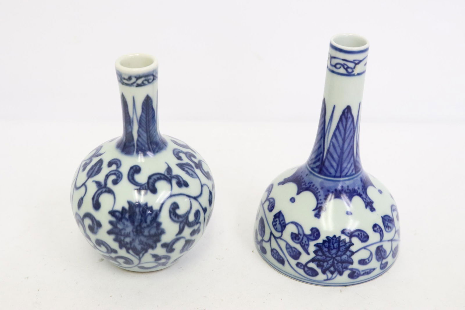 2 Chinese small blue and white vases (1 of 10)