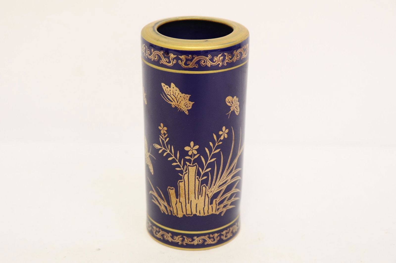 A small Chinese gold on blue brush holder (1 of 12)