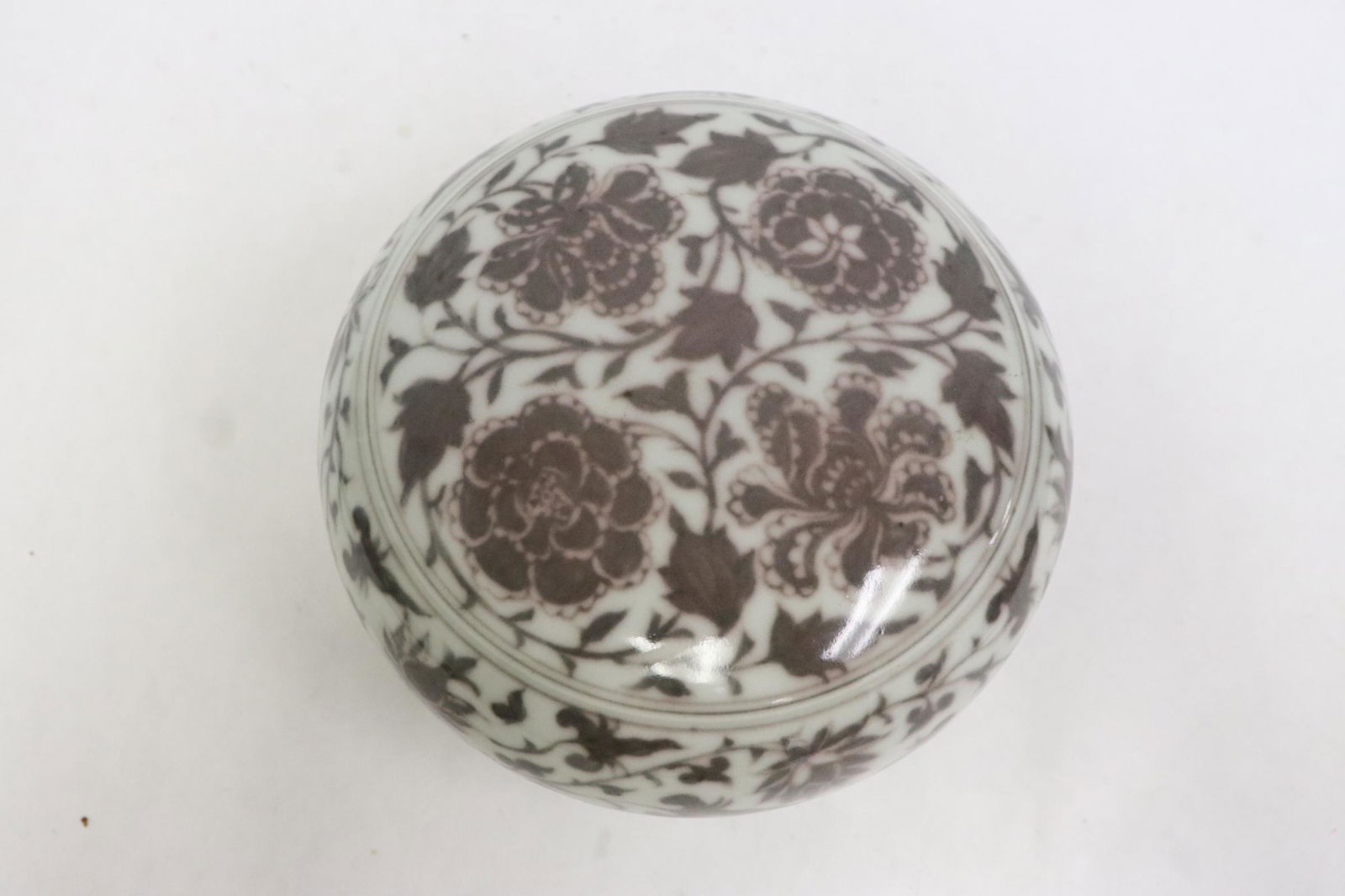 Chinese red & white porcelain covered round box (1 of 9)