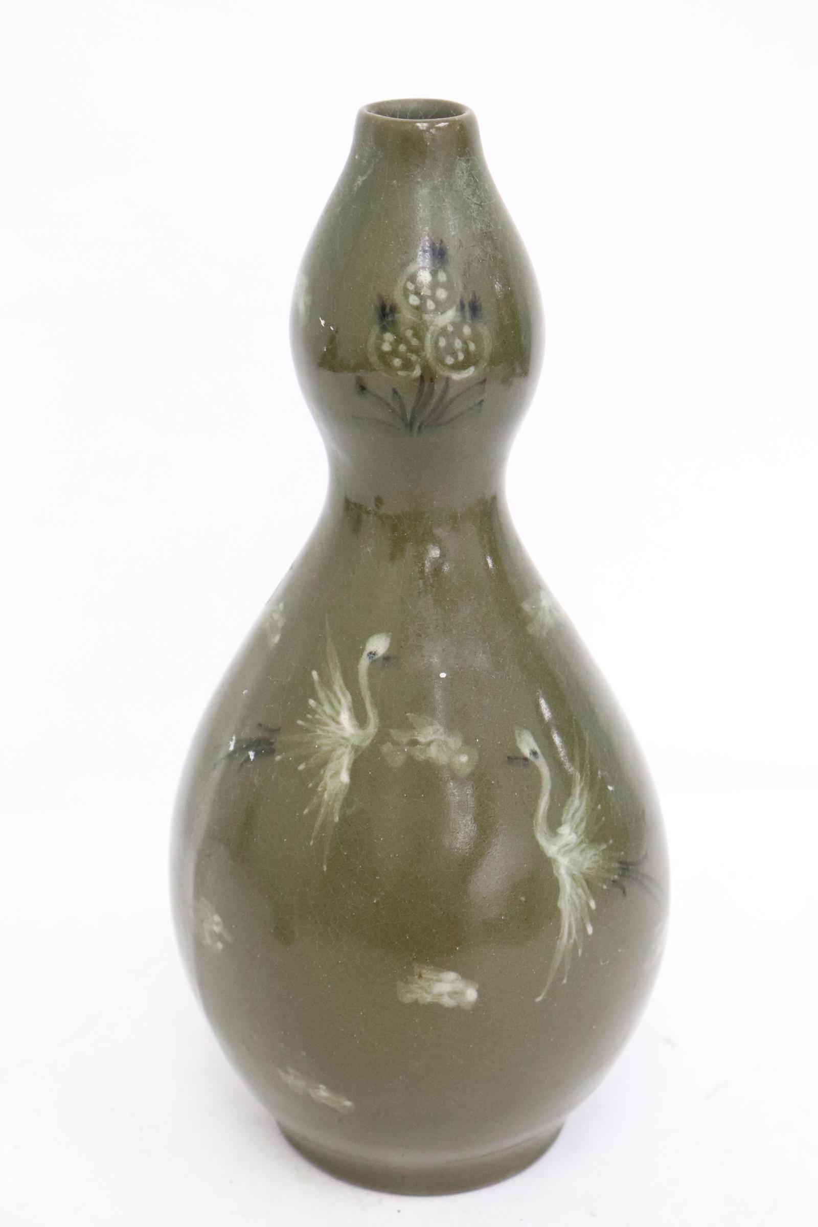 Korean celadon porcelain vase: Korean celadon porcelain vase, 9.63"Hx4.25"dia