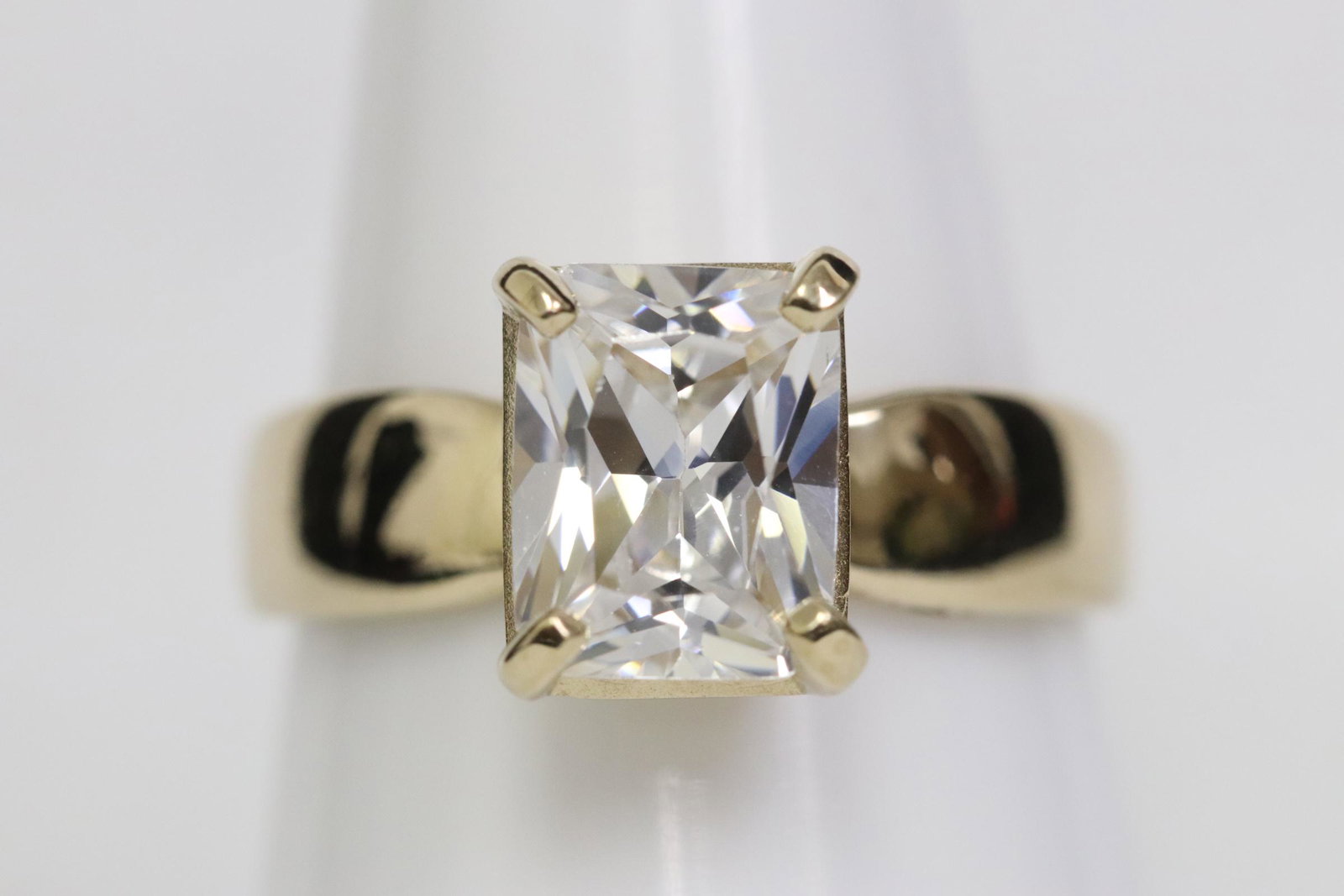 10K Y/G ring with clear stone: 10K Y/G ring with clear stone, wt. 4.2gm, size 7.5