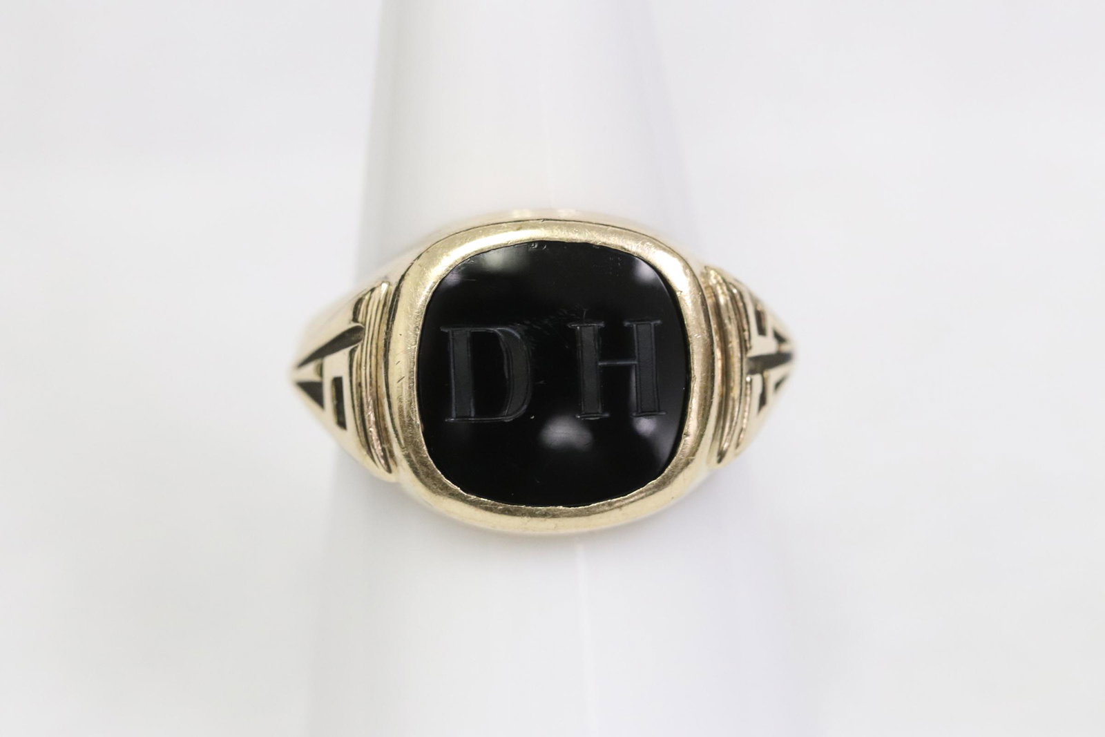 10K Y/G onyx ring, dated 1965: 10K Y/G ring, center onyx engrave with "D. H." dated 1965, wt. 7.6gm, size 7.5