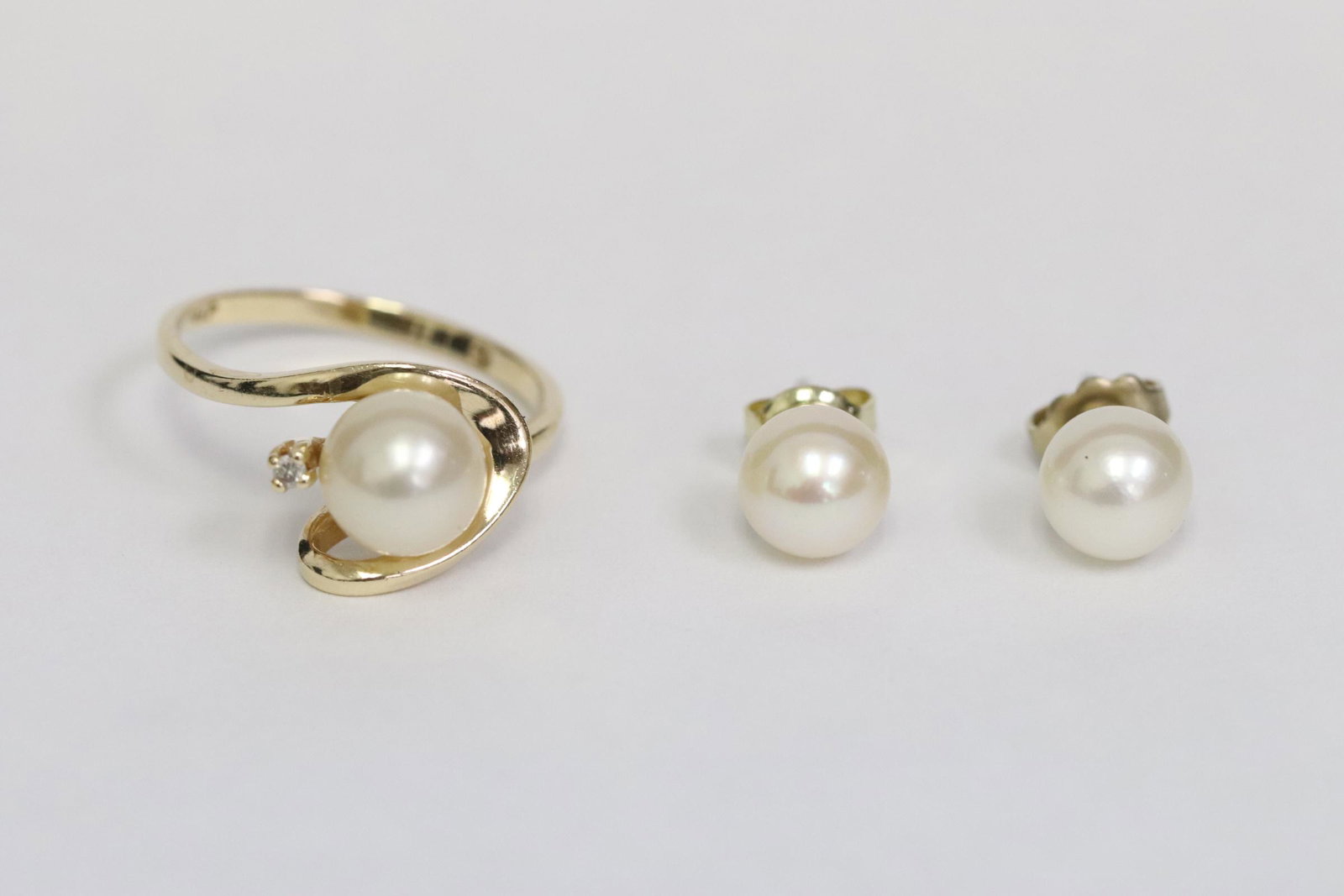 14K cultured pearl ring,and pr 14K earrings: 14K Y/G cultured pearl ring (size 7.2), pearl measures approx. 7.7mm diameter, and pair 14K Y/G cultured pearl earrings, pearl measures 7.3mm diameter, total wt. 4.5gm