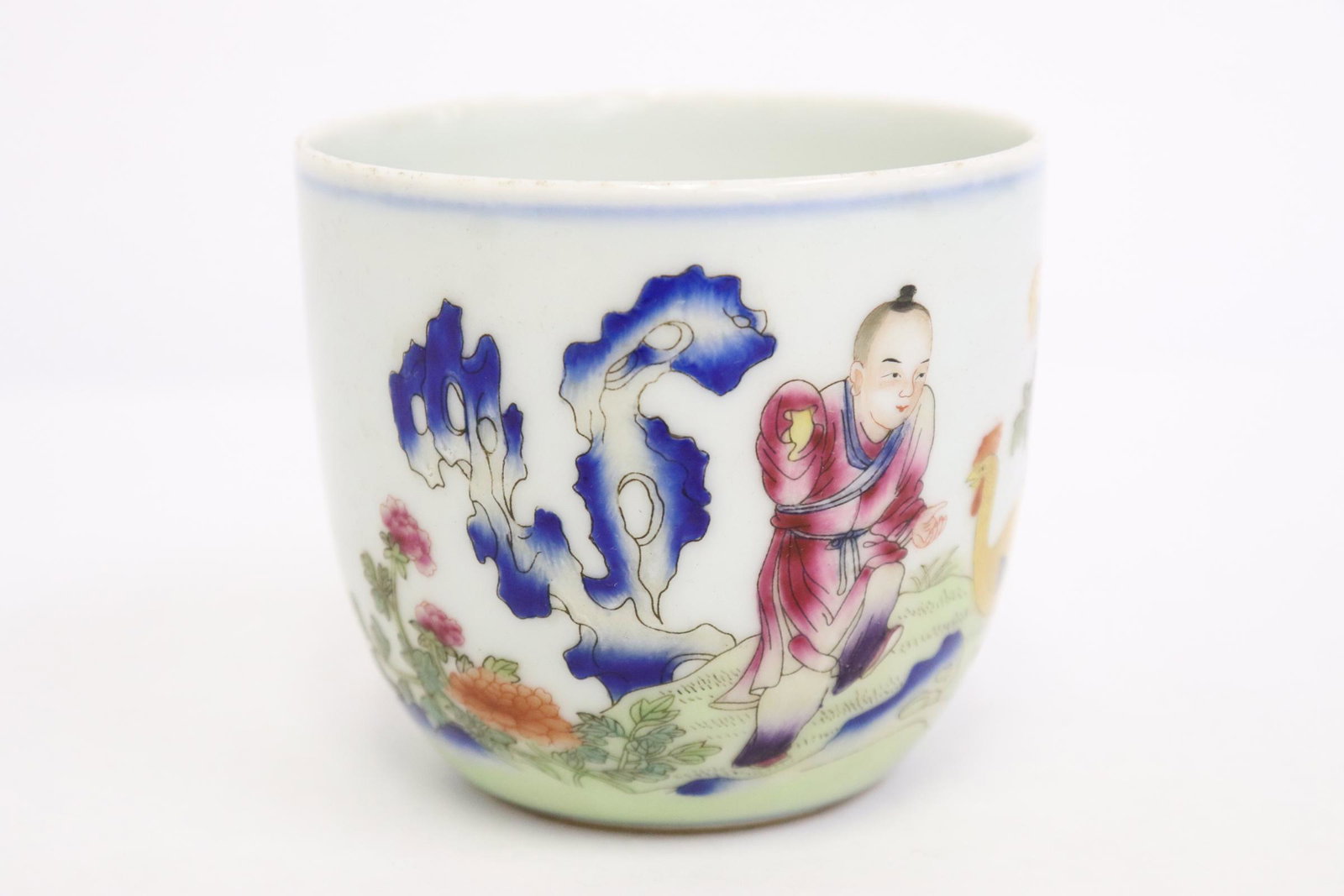 A beautiful Chinese famille rose porcelain tea cup: A beautiful Chinese famille rose porcelain tea cup, 2.85"Hx3.25"dia