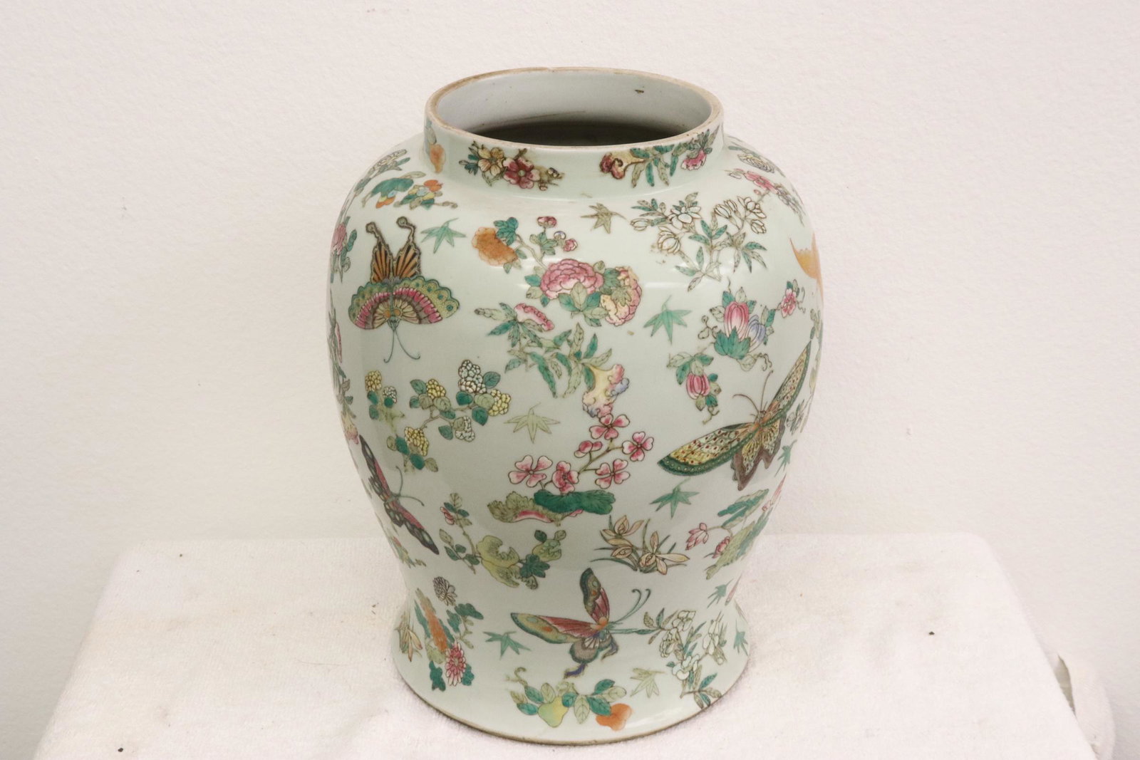 Chinese vintage famille rose porcelain jar: Chinese vintage famille rose porcelain jar, 13.7"Hx10.9"dia