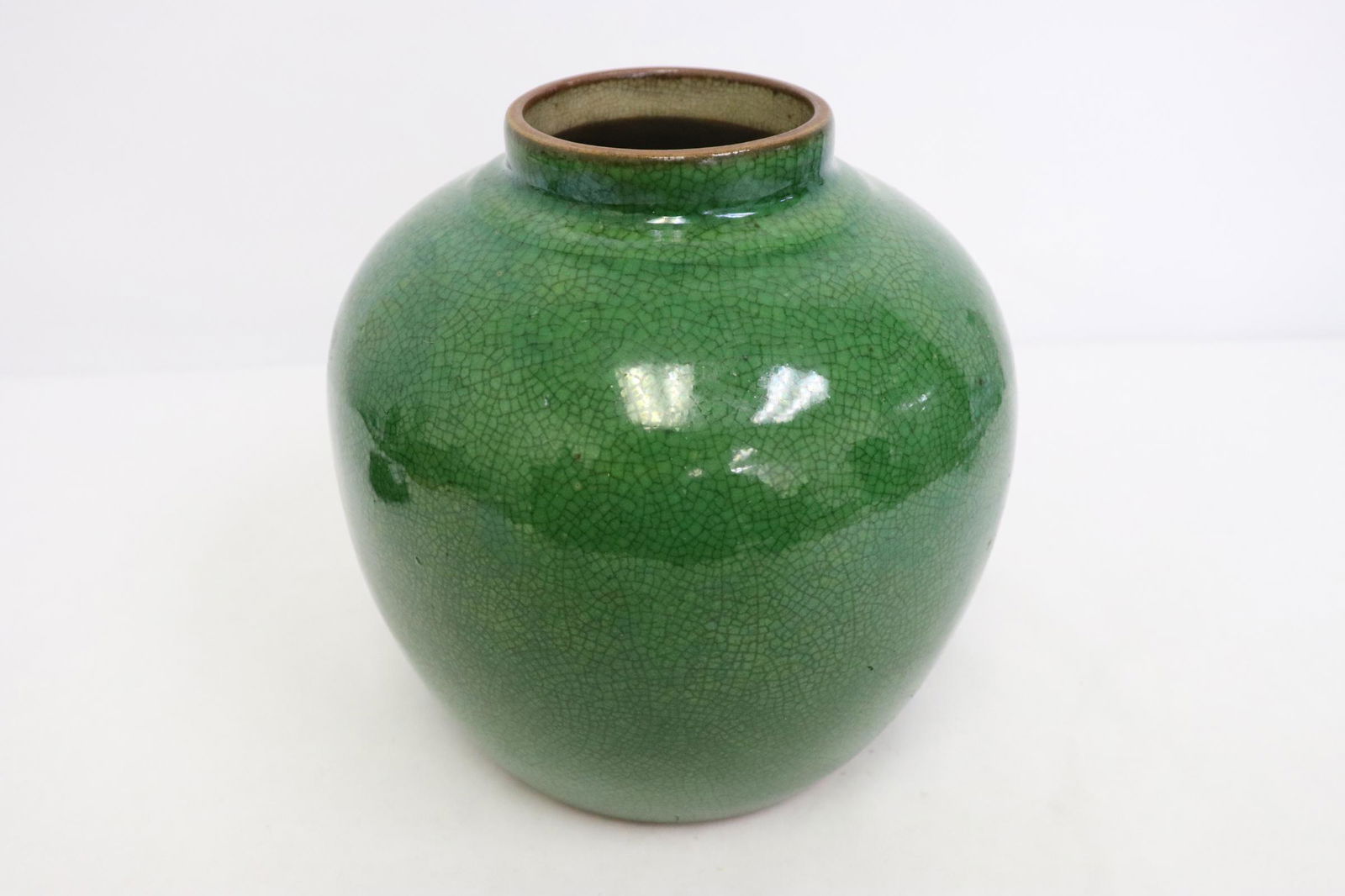 Chinese vintage green glazed crackleware jar (1 of 12)