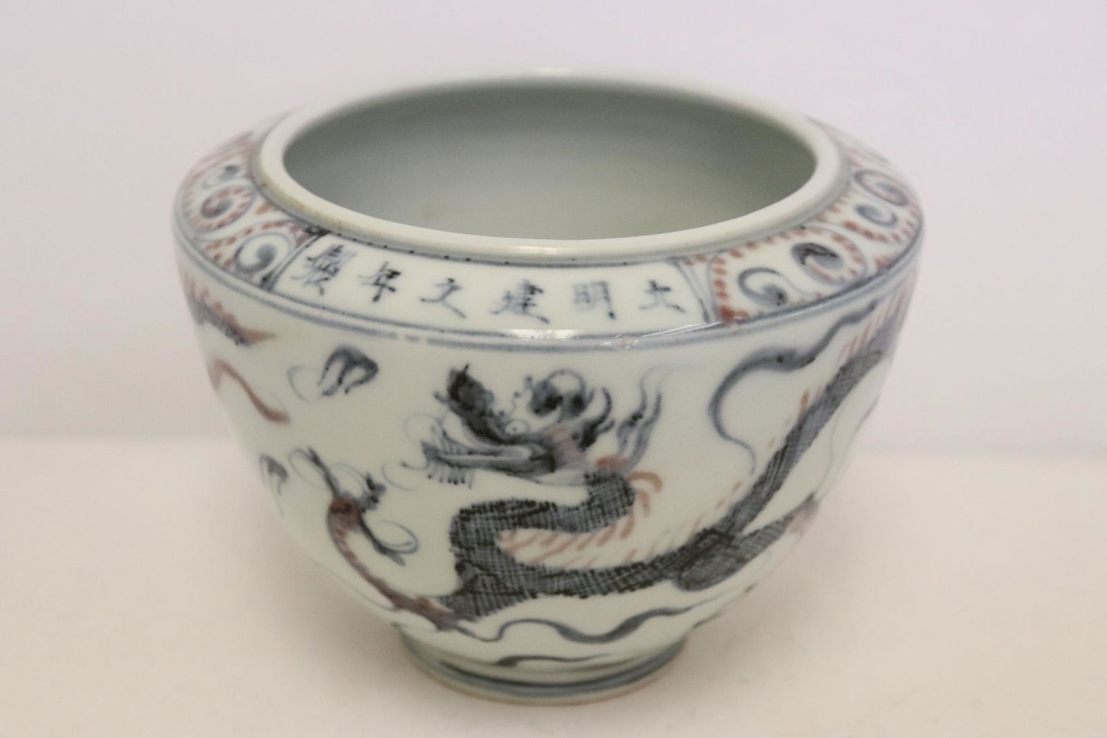 Fine Chinese wucai porcelain jar (1 of 10)