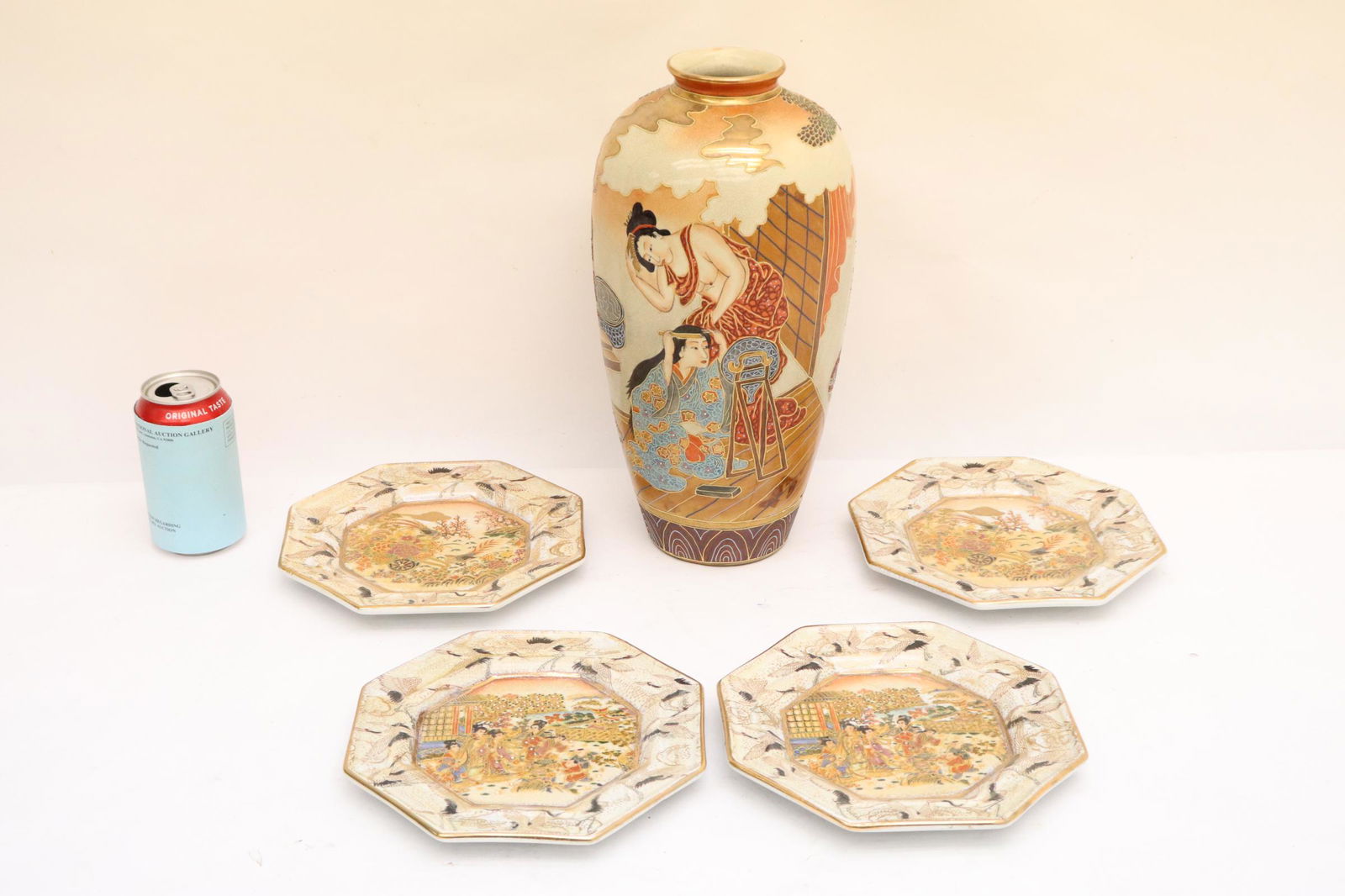 Japanese satsuma style vase and 4 plates (1 of 10)