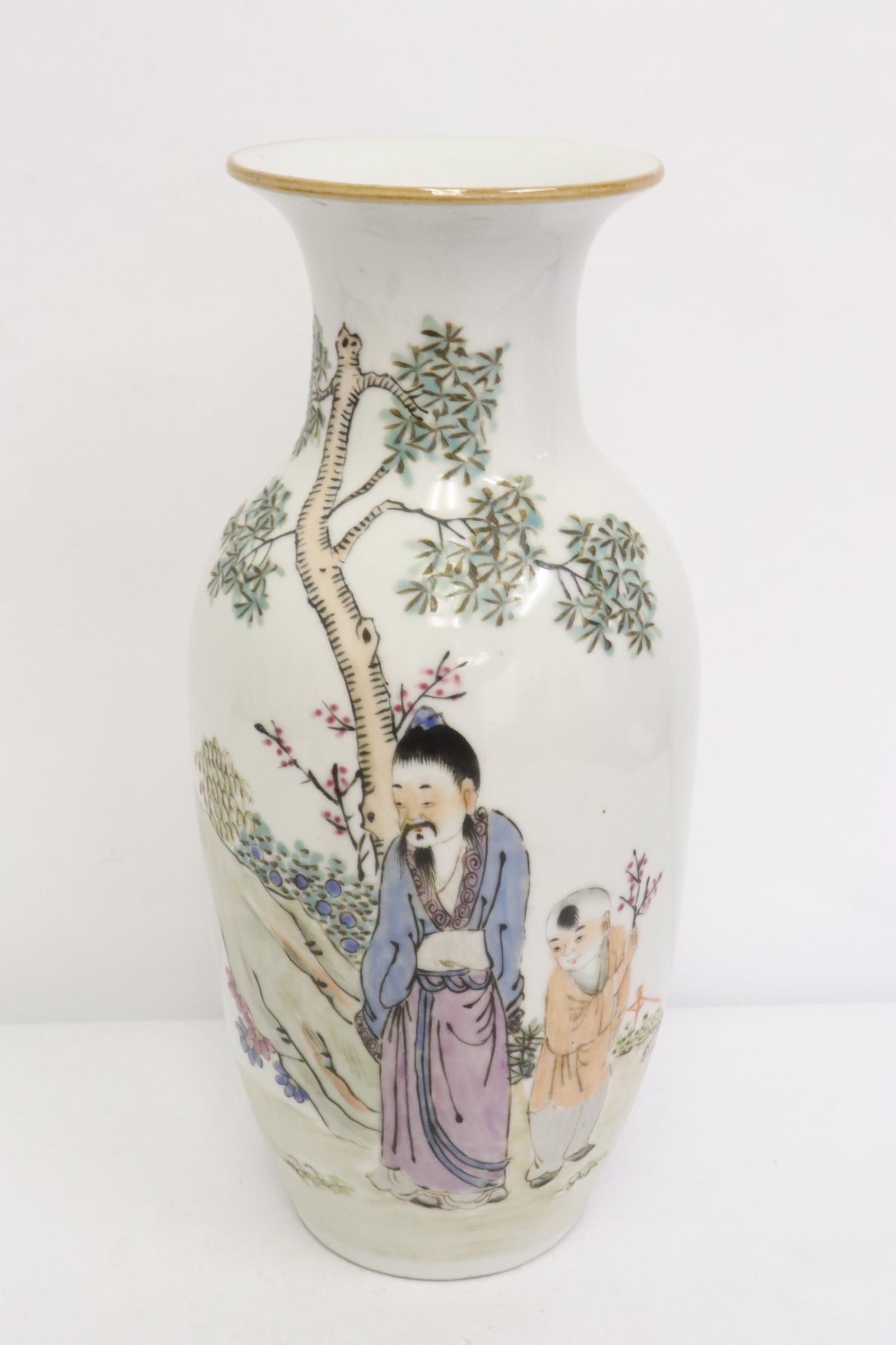 Chinese famille rose vase: Chinese famille rose vase, 11.1"Hx4.9"dia