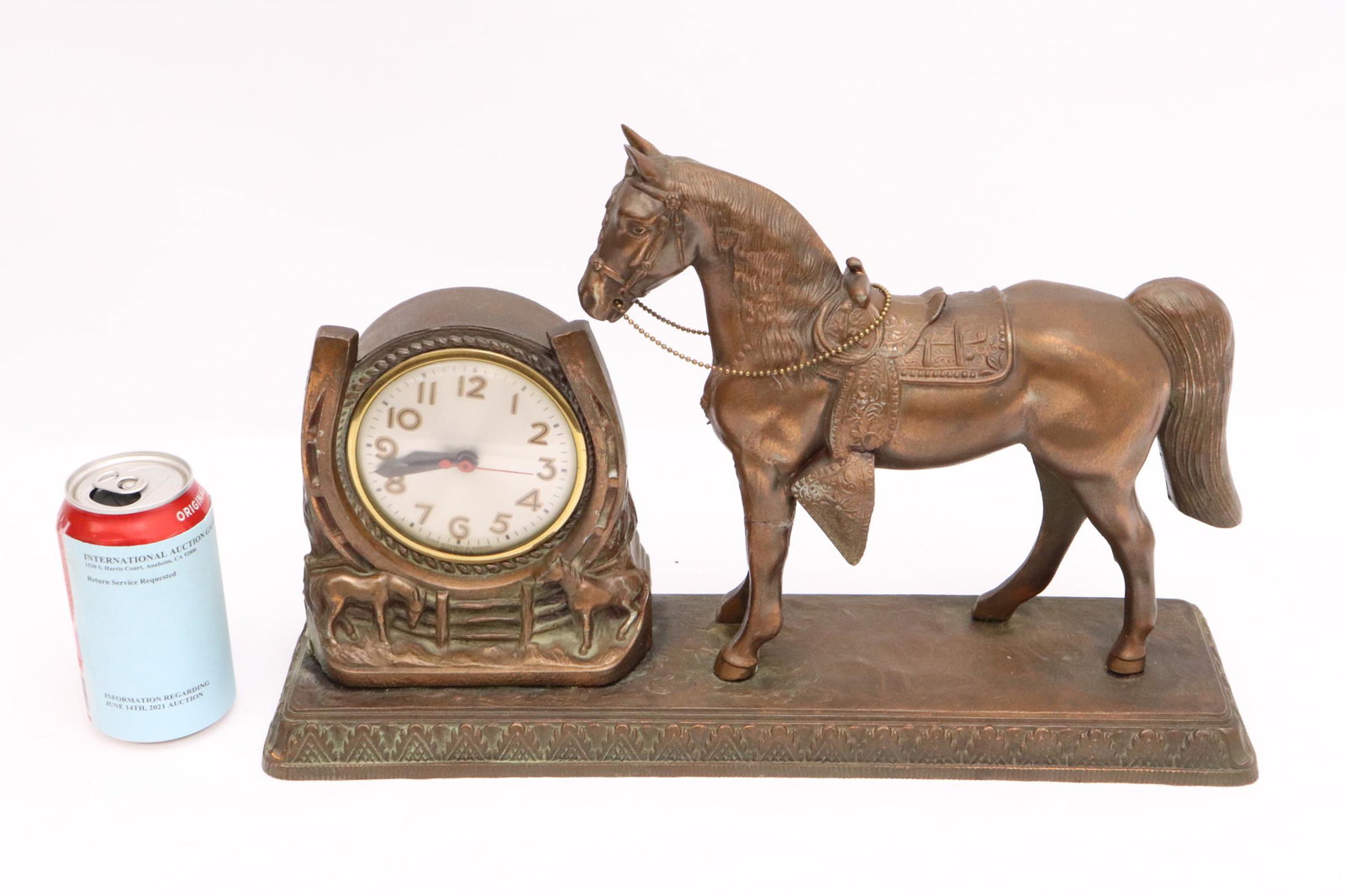 Electric table clock with horse (1 of 9)