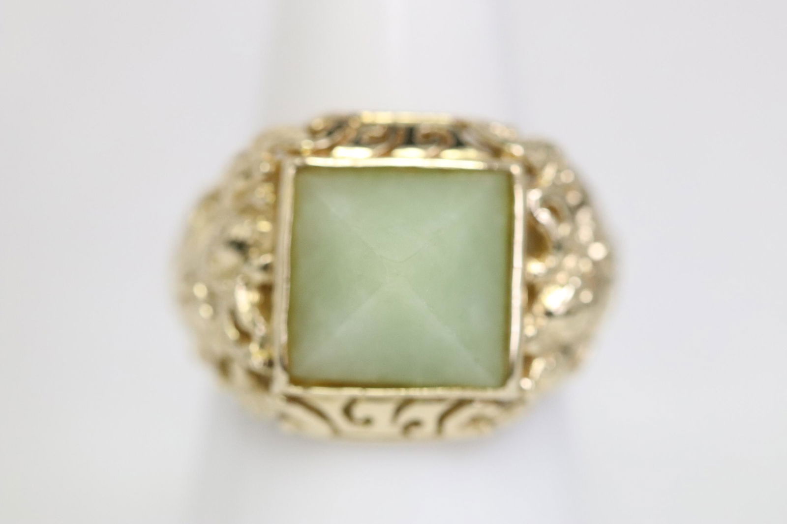 14K Y/G ring, top set a pyramid shape jade (1 of 9)
