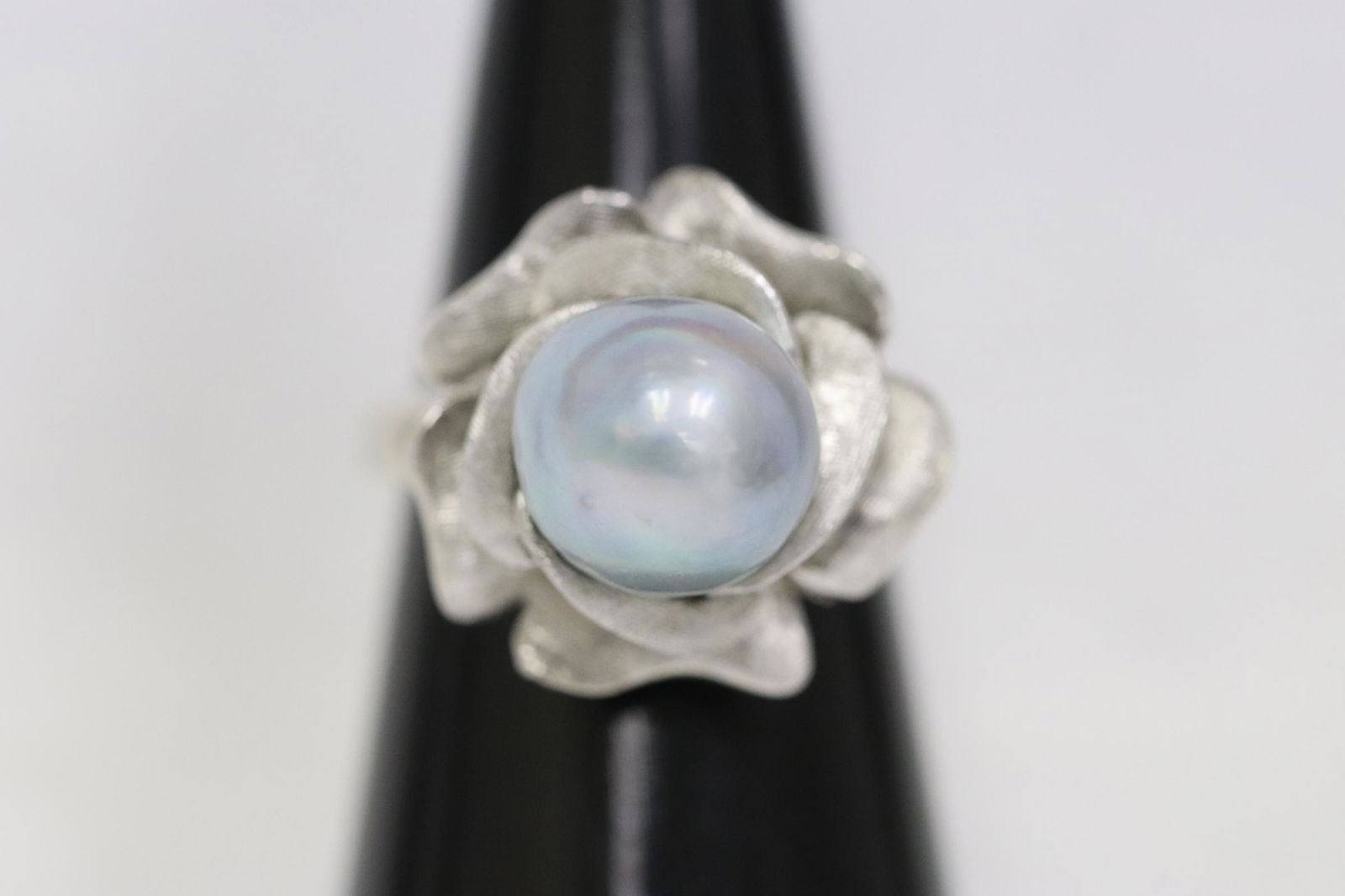 heavy 14K W/G ring w/ a blue tint cultured pearl (1 of 10)