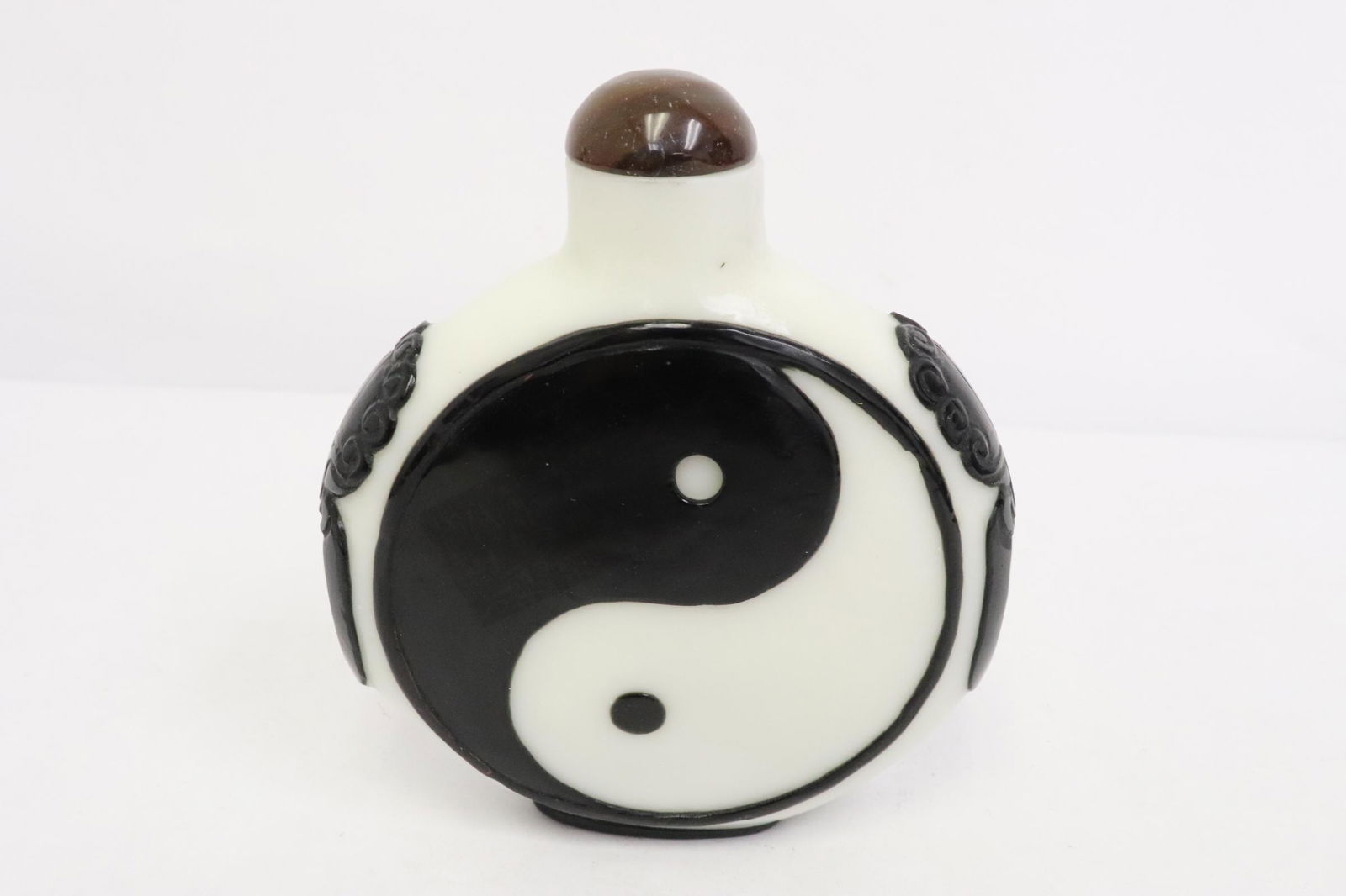 Large Chinese overlay Peking glass snuff bottle (1 of 9)