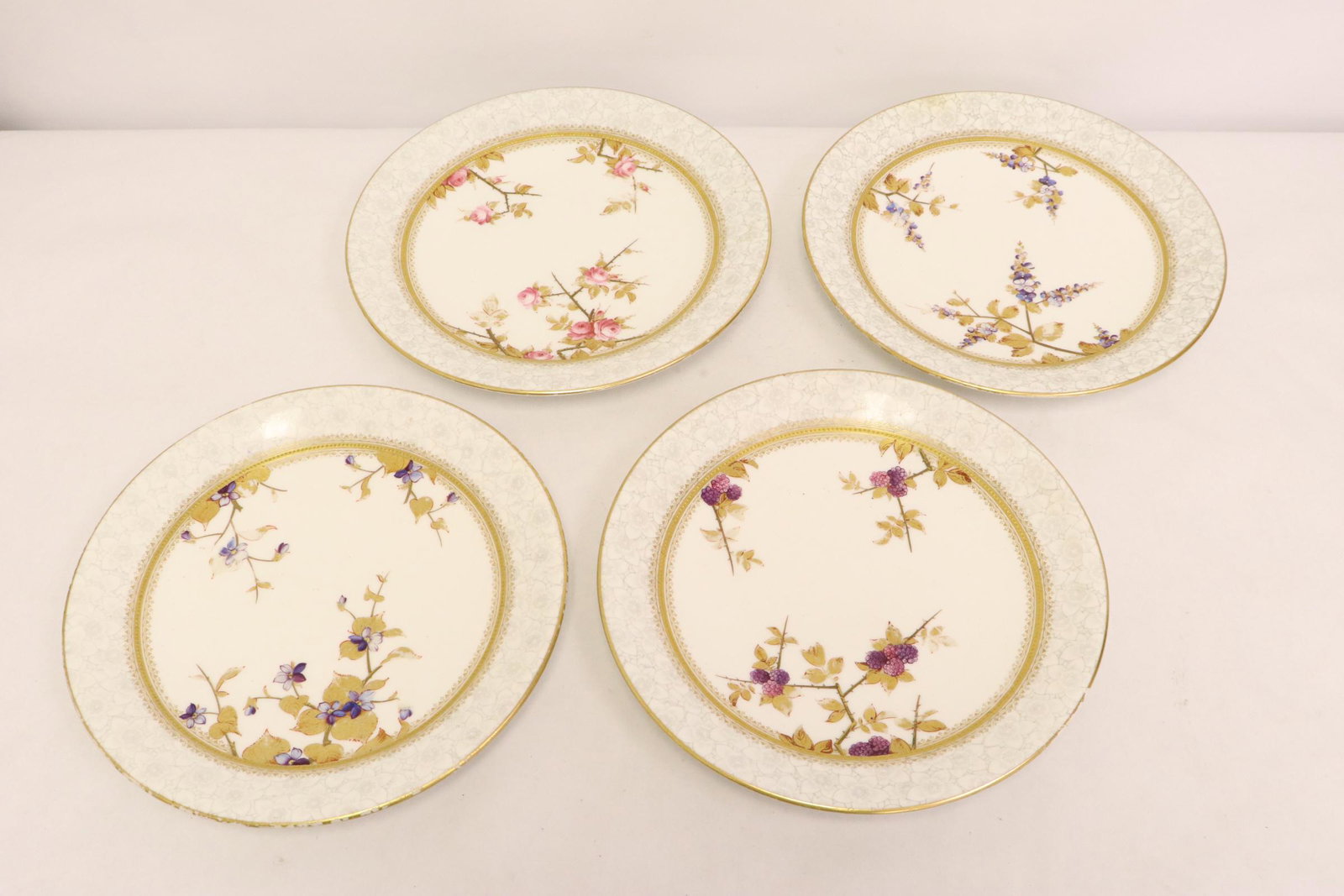 4 Royal Worcester porcelain plate: 4 Royal Worcester porcelain plate, 1"Hx9"dia