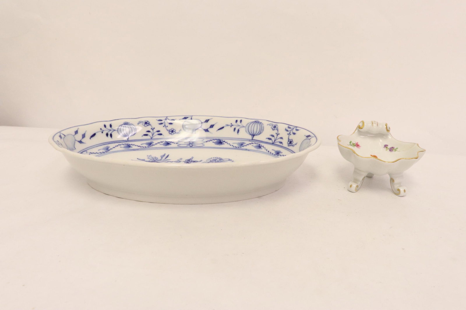 A Meissen vegetable bowl and a Meissen sauce boat: A Meissen vegetable bowl (2.35"Hx3.6"x3.35") and a Meissen sauce boat (1.95"Hx10.6"x7.25")
