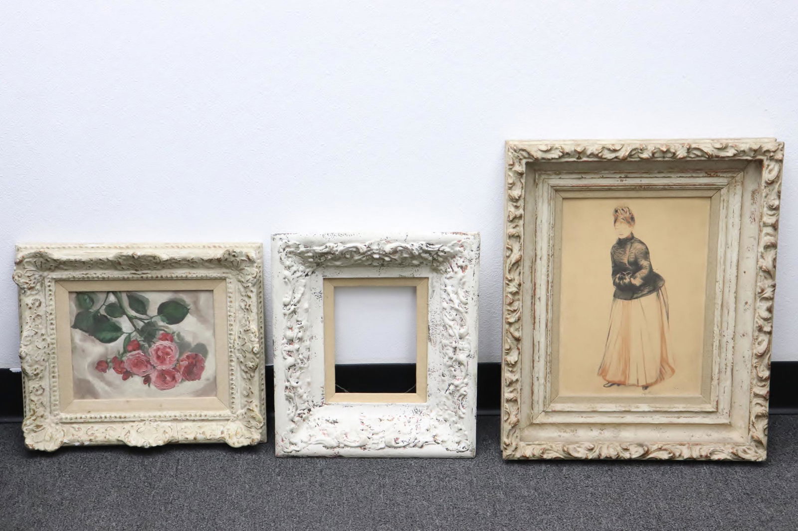 3 French wood carved picture frames: 3 French wood carved picture frames, 15.5"x13.65" - 21.5"x17.38"
