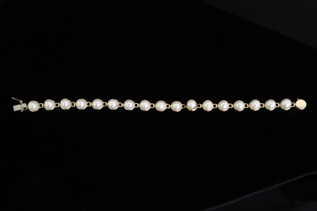 10K Y/G cultured pearl bracelet: 10K Y/G cultured pearl bracelet, each pearl measure approx. 6.5mm in diameter, wt. 9.3gm
