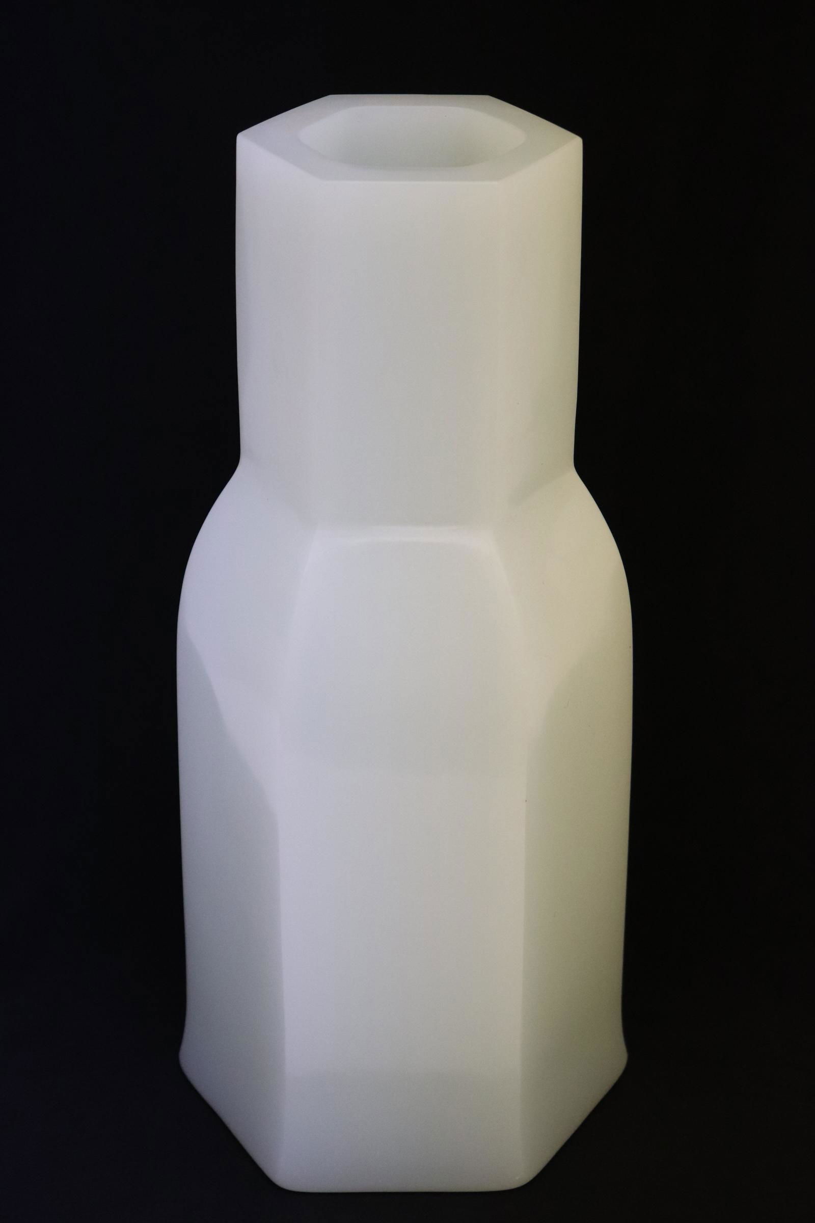 A beautiful hexagonal art glass vase by Robert Kuo: A beautiful hexagonal art glass vase by Robert Kuo, 16"Hx7.35"dia
