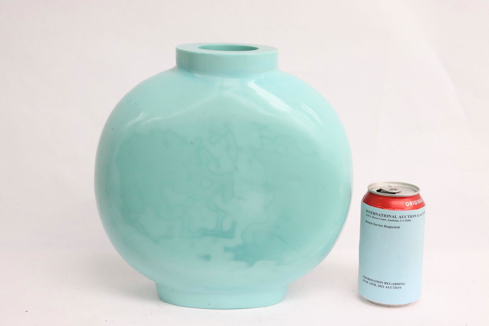 turquoise color Peking glass vase by Robert Kuo: Fine turquoise color Peking glass vase by Robert Kuo, 15.25"Hx9.5"dia